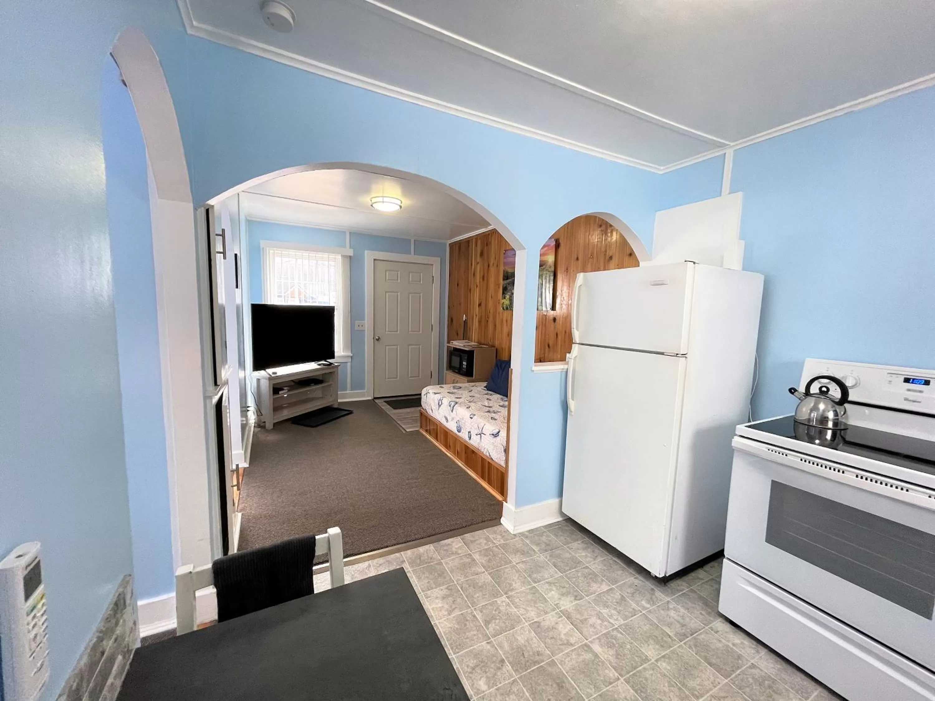 Kitchen/Kitchenette in The Anchorage Motel