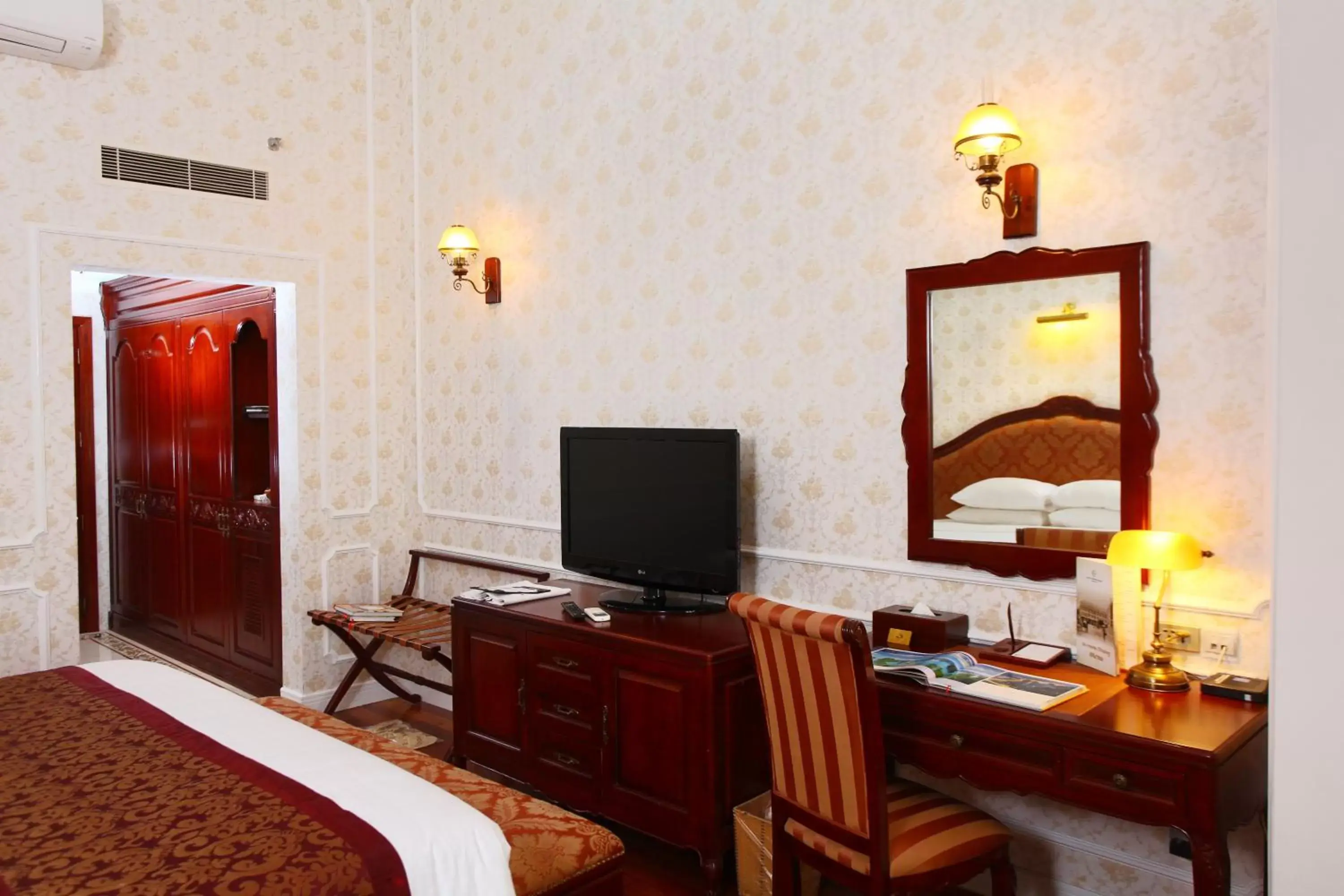 Bed, TV/Entertainment Center in Hotel Continental Saigon