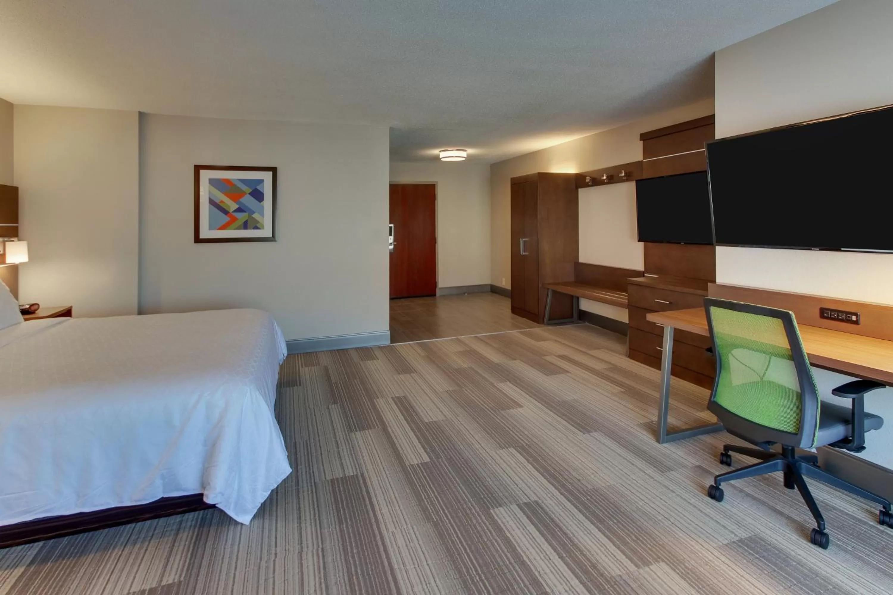 Photo of the whole room, Bed in Holiday Inn Express & Suites Atlanta Perimeter Mall Hotel by IHG