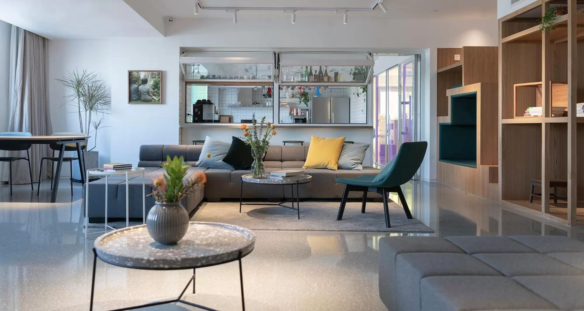 Communal lounge/ TV room in Stey Beijing 798 Art Zone Hotel