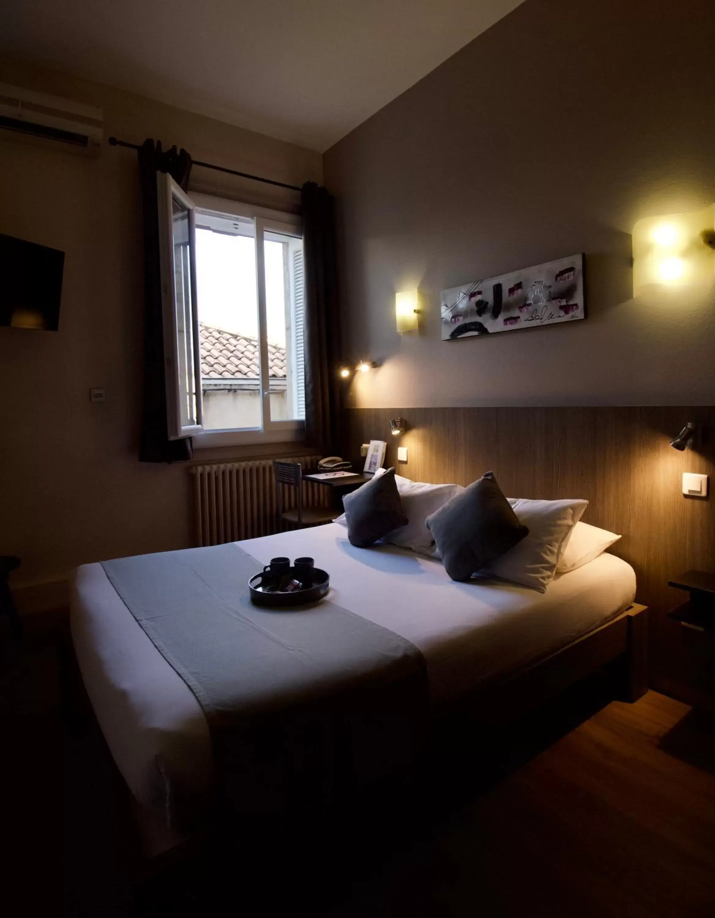 Bed in Le Strasbourg Hotel