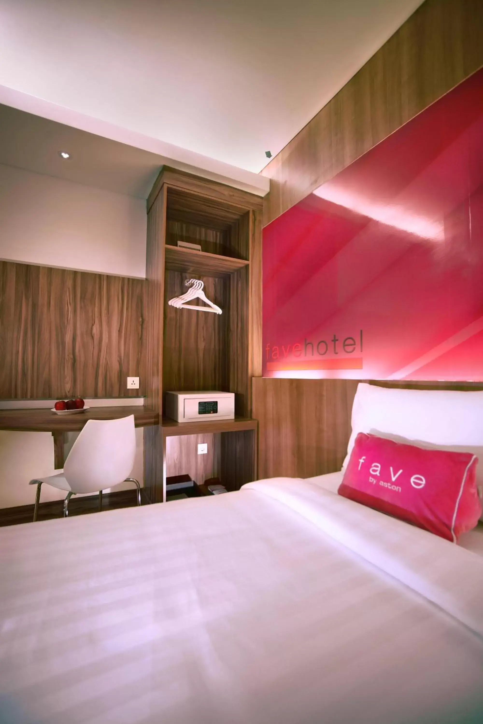 Photo of the whole room, Bed in favehotel LTC Glodok