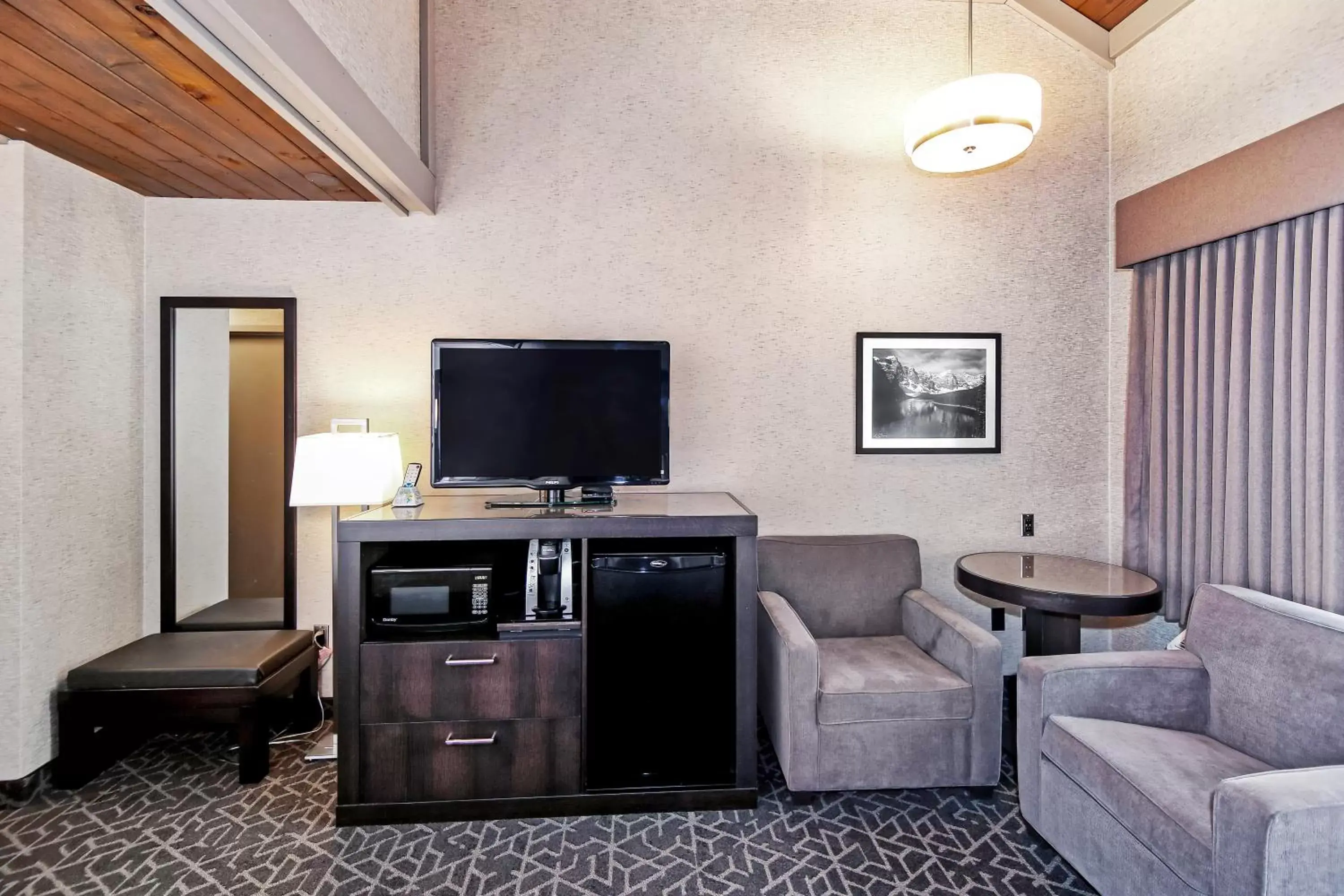 Seating area, TV/Entertainment Center in Best Western Plus Siding 29 Lodge