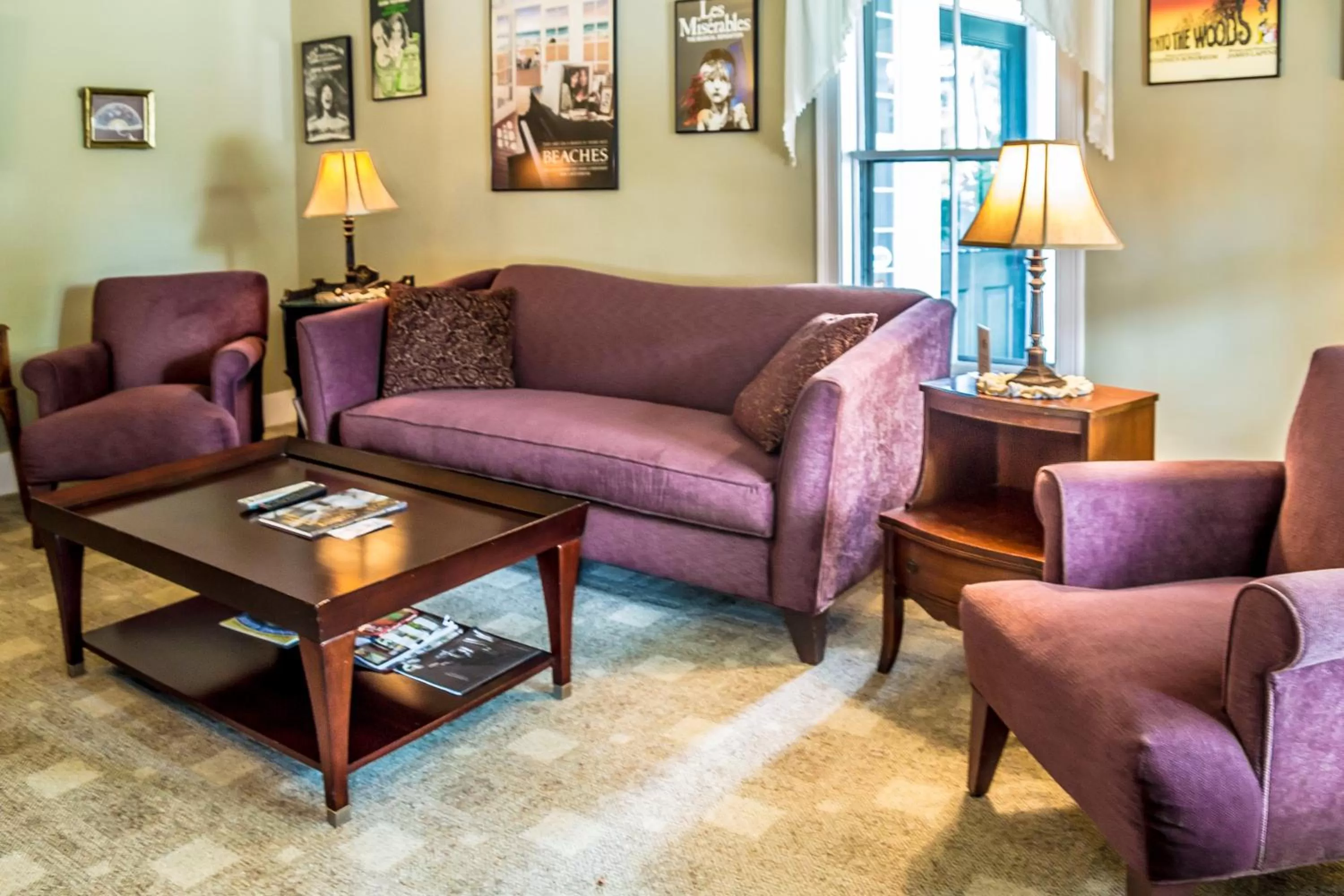 Communal lounge/ TV room in Cranmore Inn