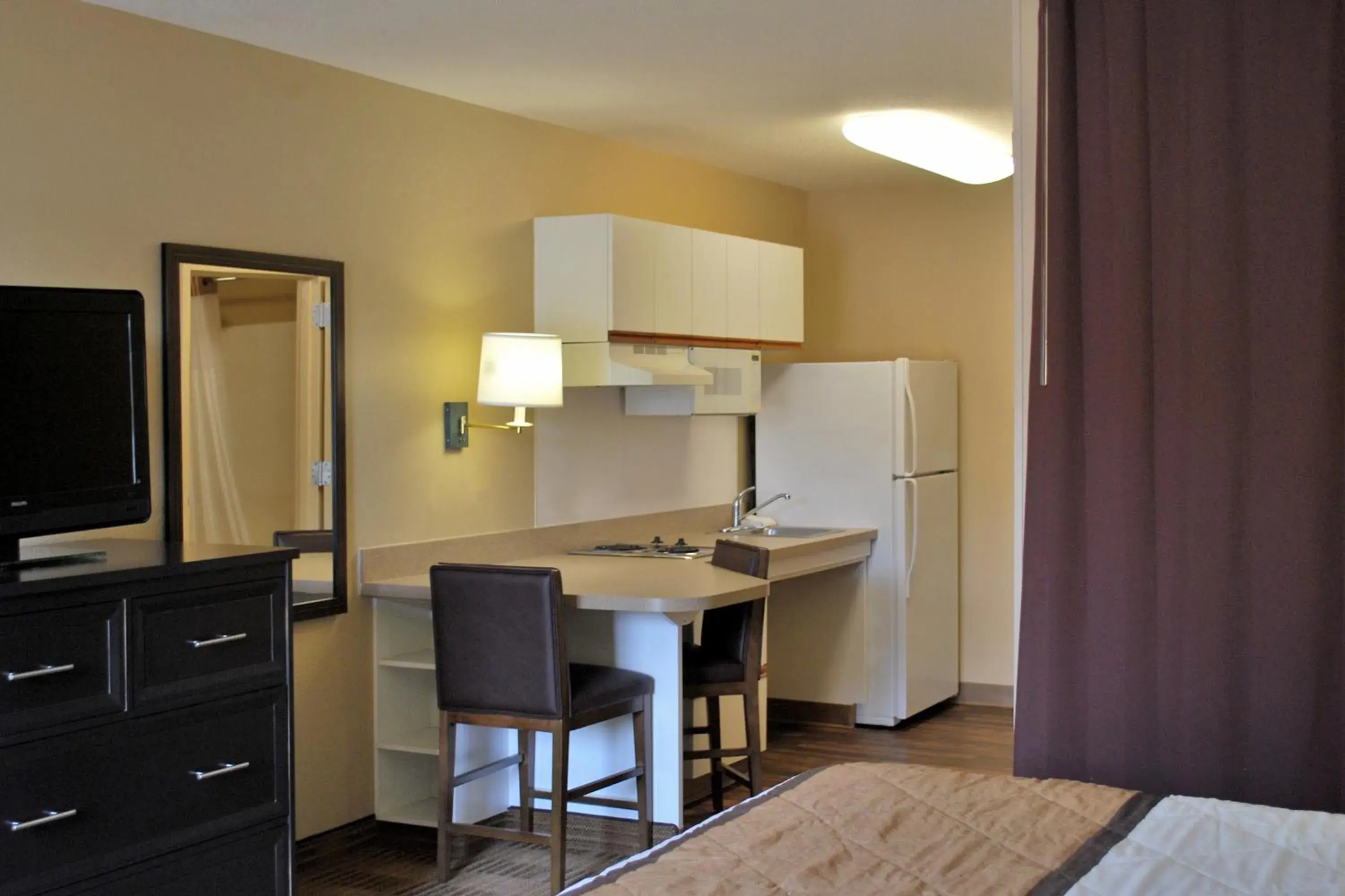 Kitchen or kitchenette, TV/Entertainment Center in Extended Stay America Suites - Minneapolis - Airport - Eagan - North