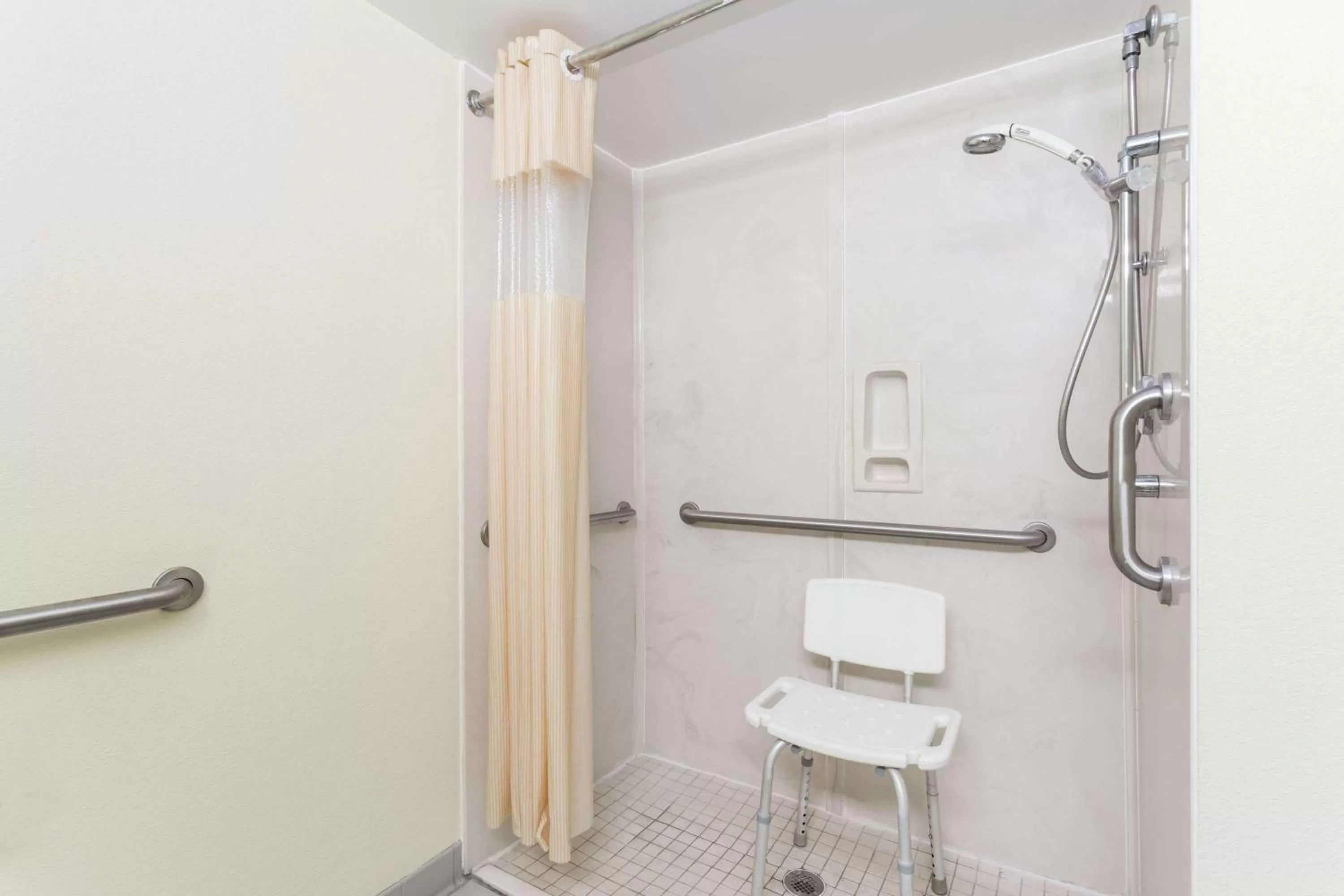 Double Room, Mobility/Hearing Access with Roll-In Shower, Non-Smoking in Days Inn by Wyndham Marianna