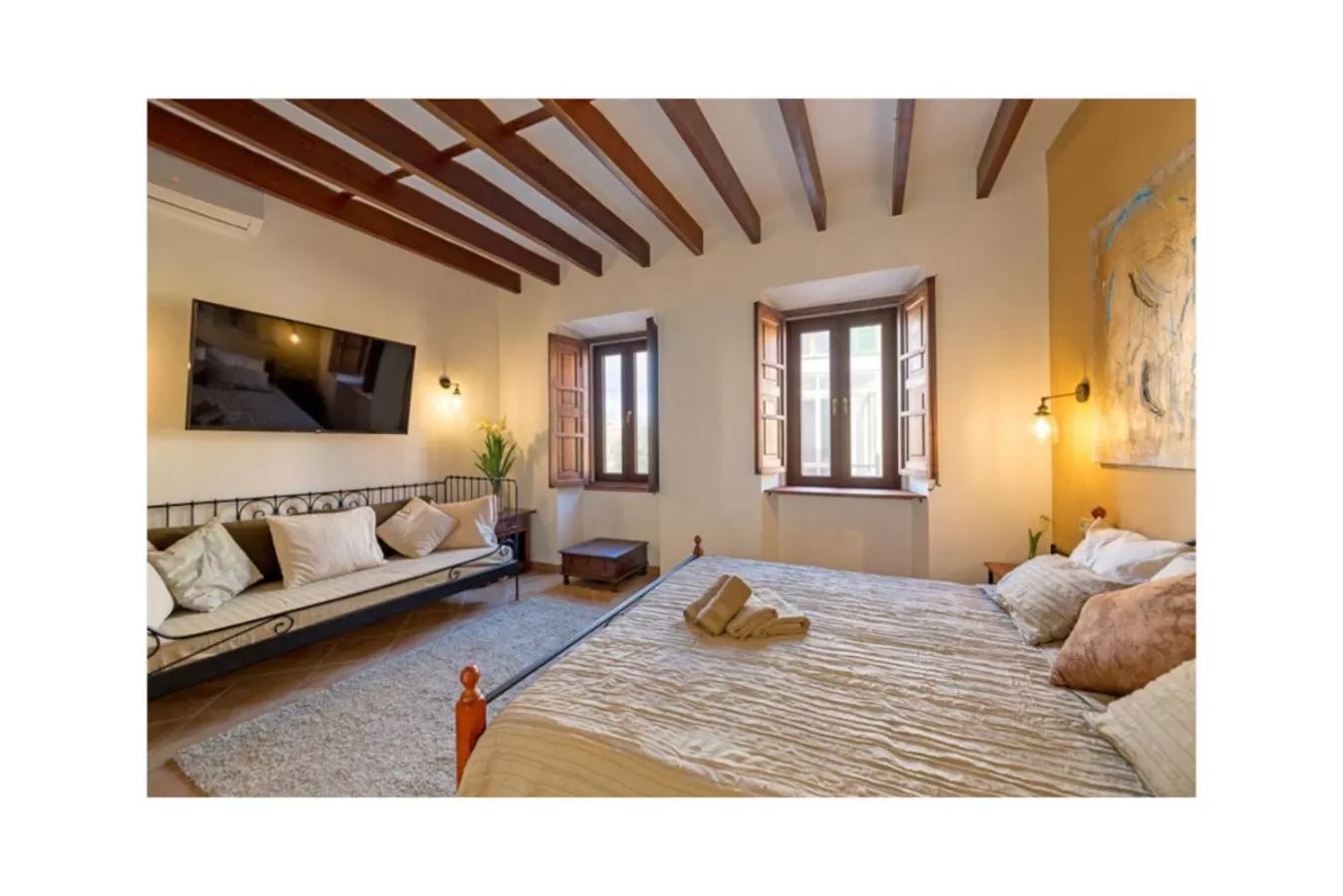 Bed, TV/Entertainment Center in Boutique Hostal "Born53" im Stadtkern von Llucmajor, Mallorca