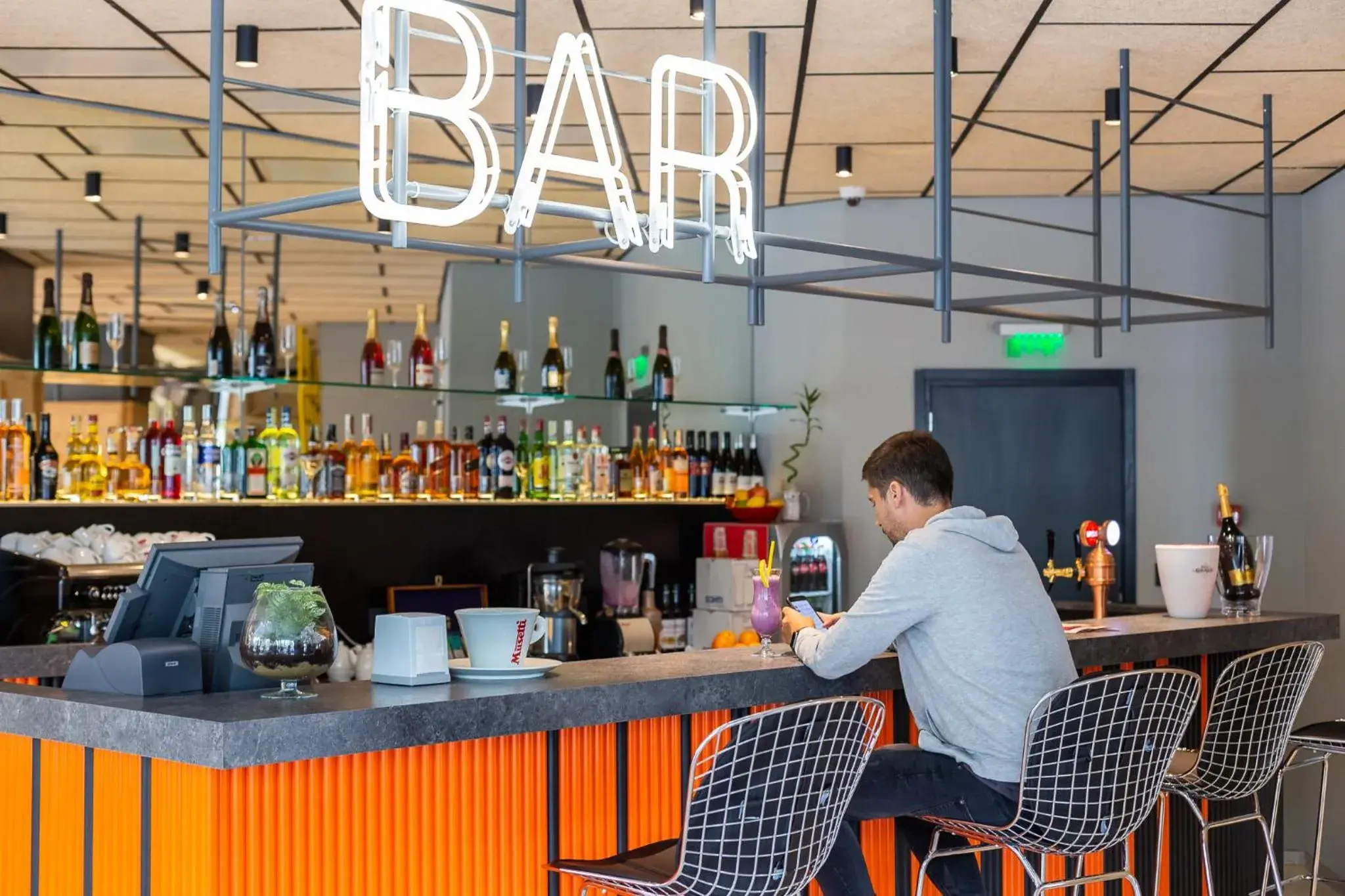 Lounge or bar in ibis Styles Bucharest Erbas