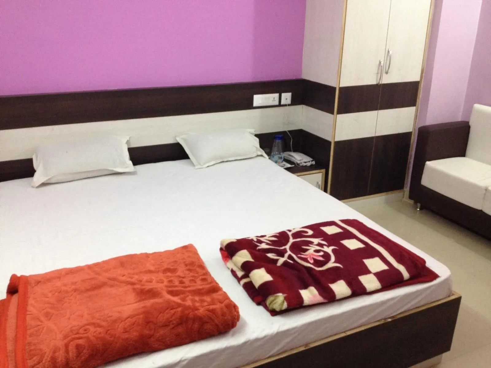 Bed in Hotel Viraat Inn