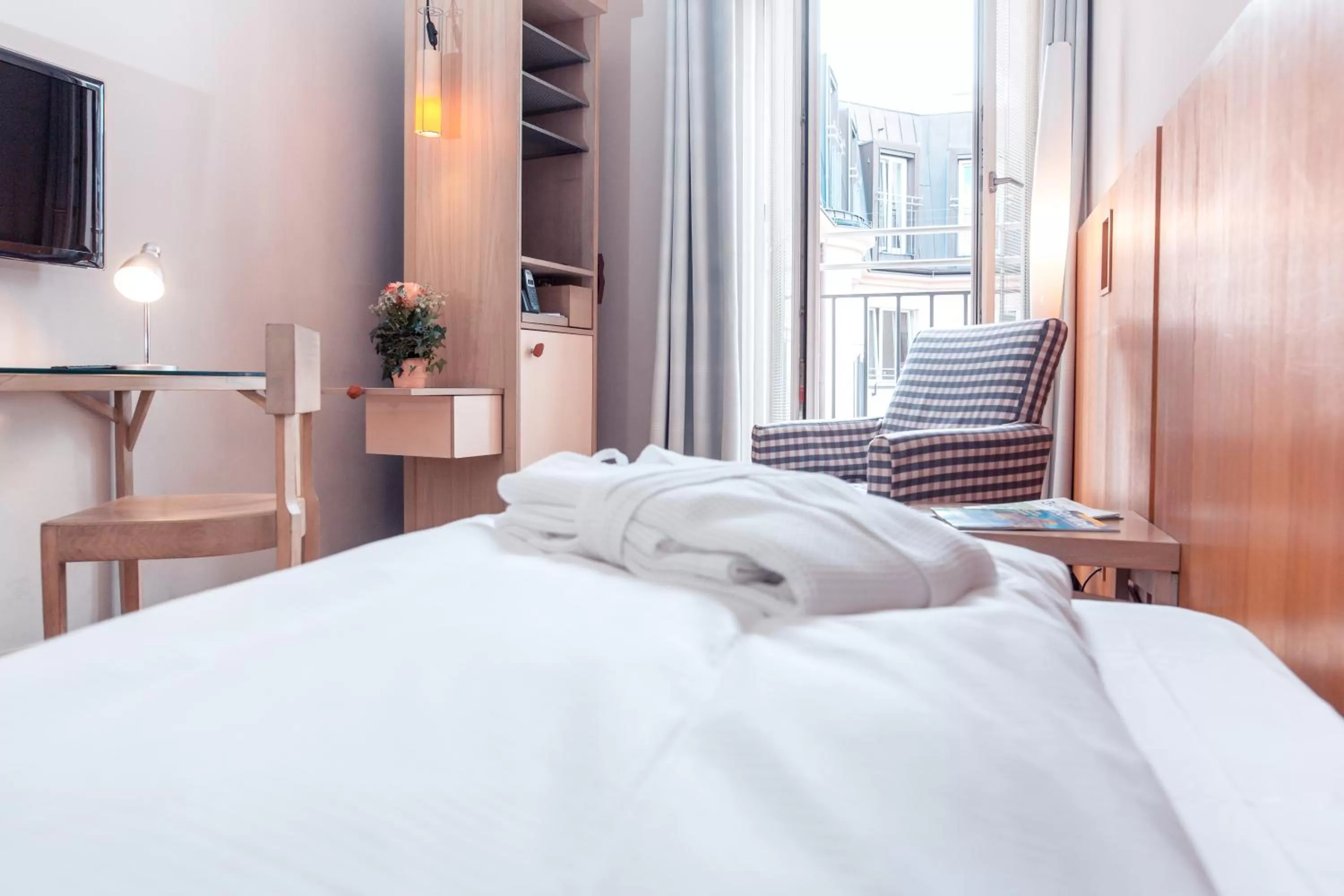 Bed in Hotel Bleibtreu Berlin by Golden Tulip