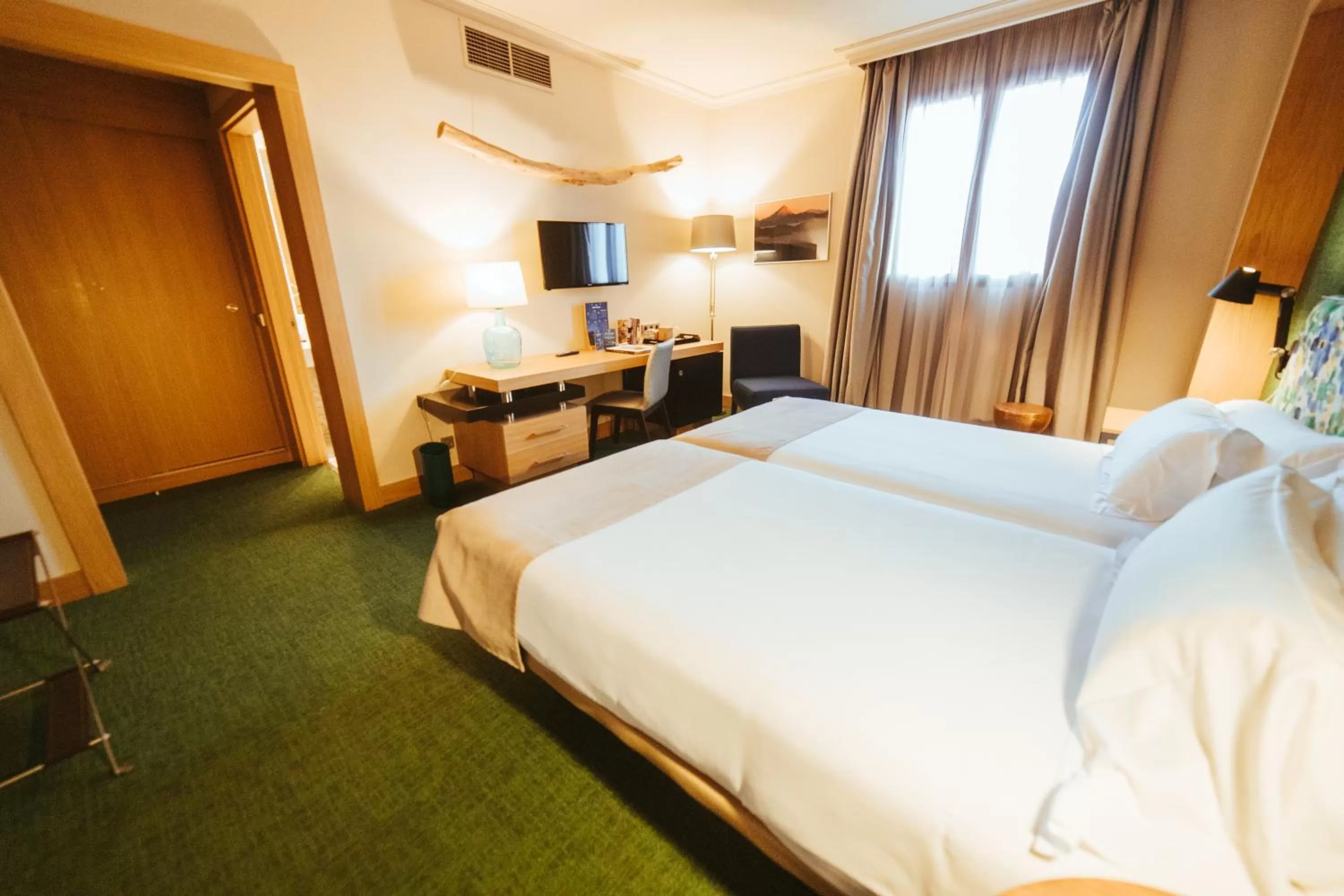 Photo of the whole room, Bed in Barceló León Conde Luna