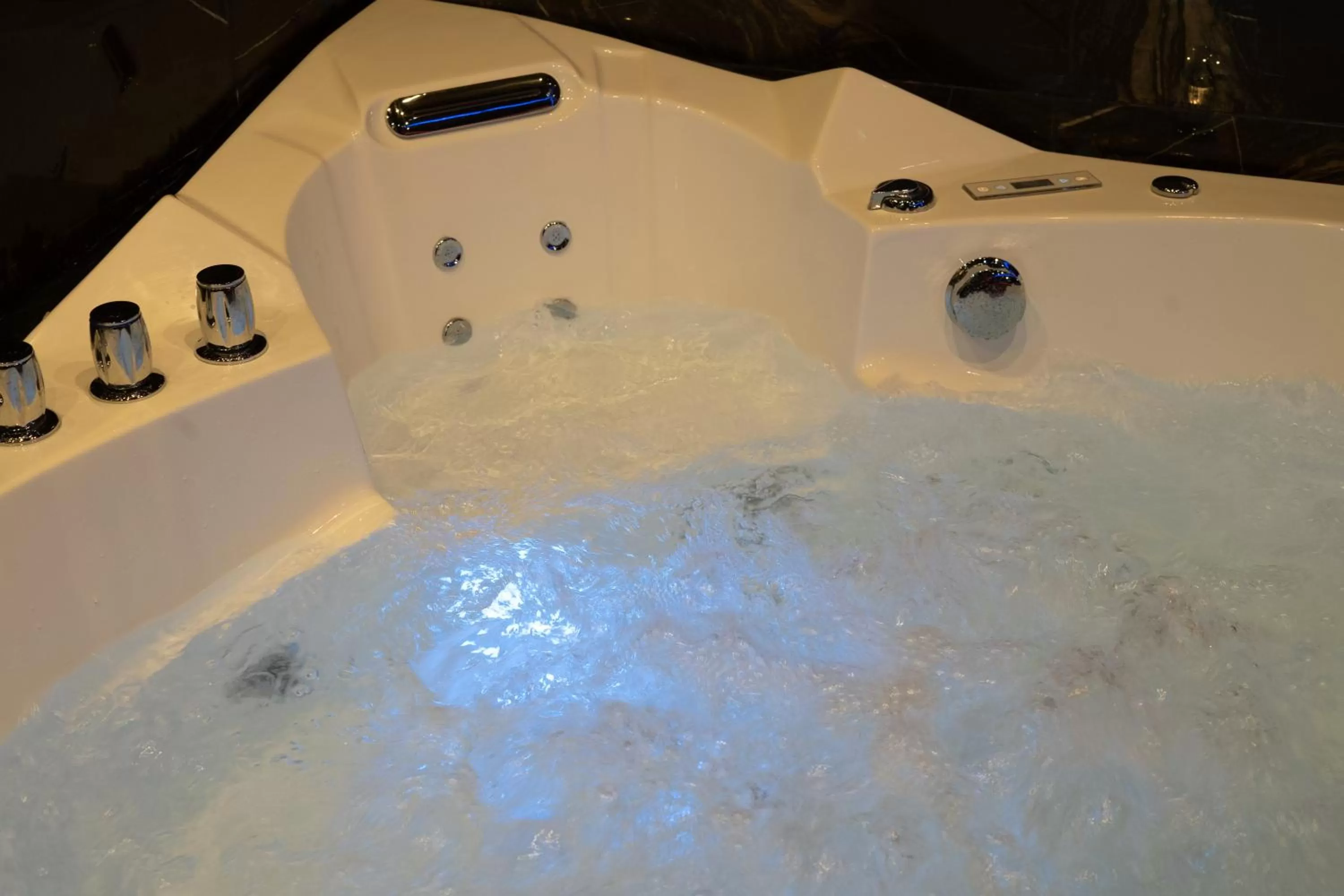 Spa and wellness centre/facilities in Capsule Secret - Jacuzzi - Netflix & Home cinéma - Jeux de couple - Barre de pole dance