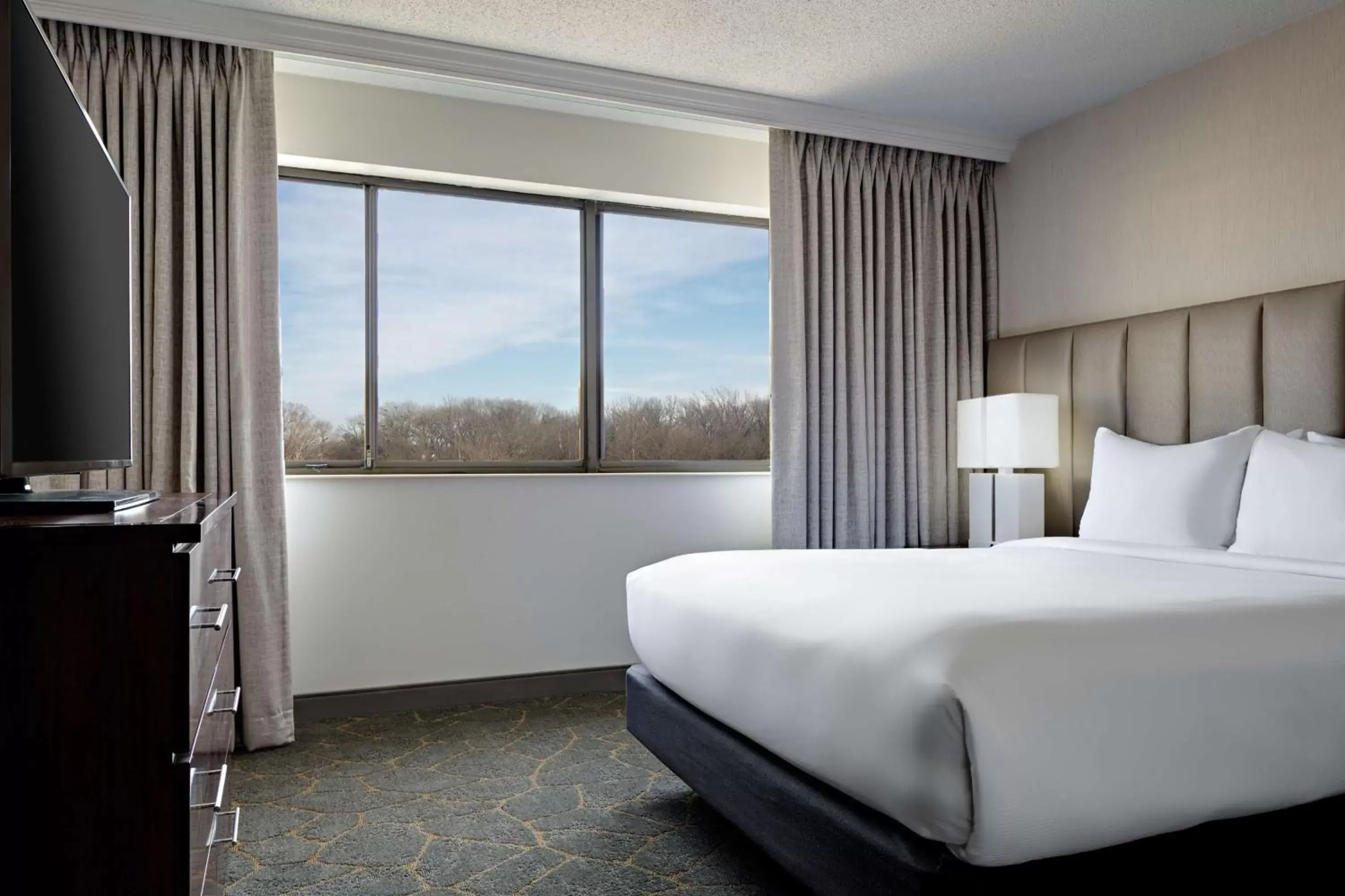 Bedroom, Mountain View in DoubleTree by Hilton Fairfield Hotel & Suites