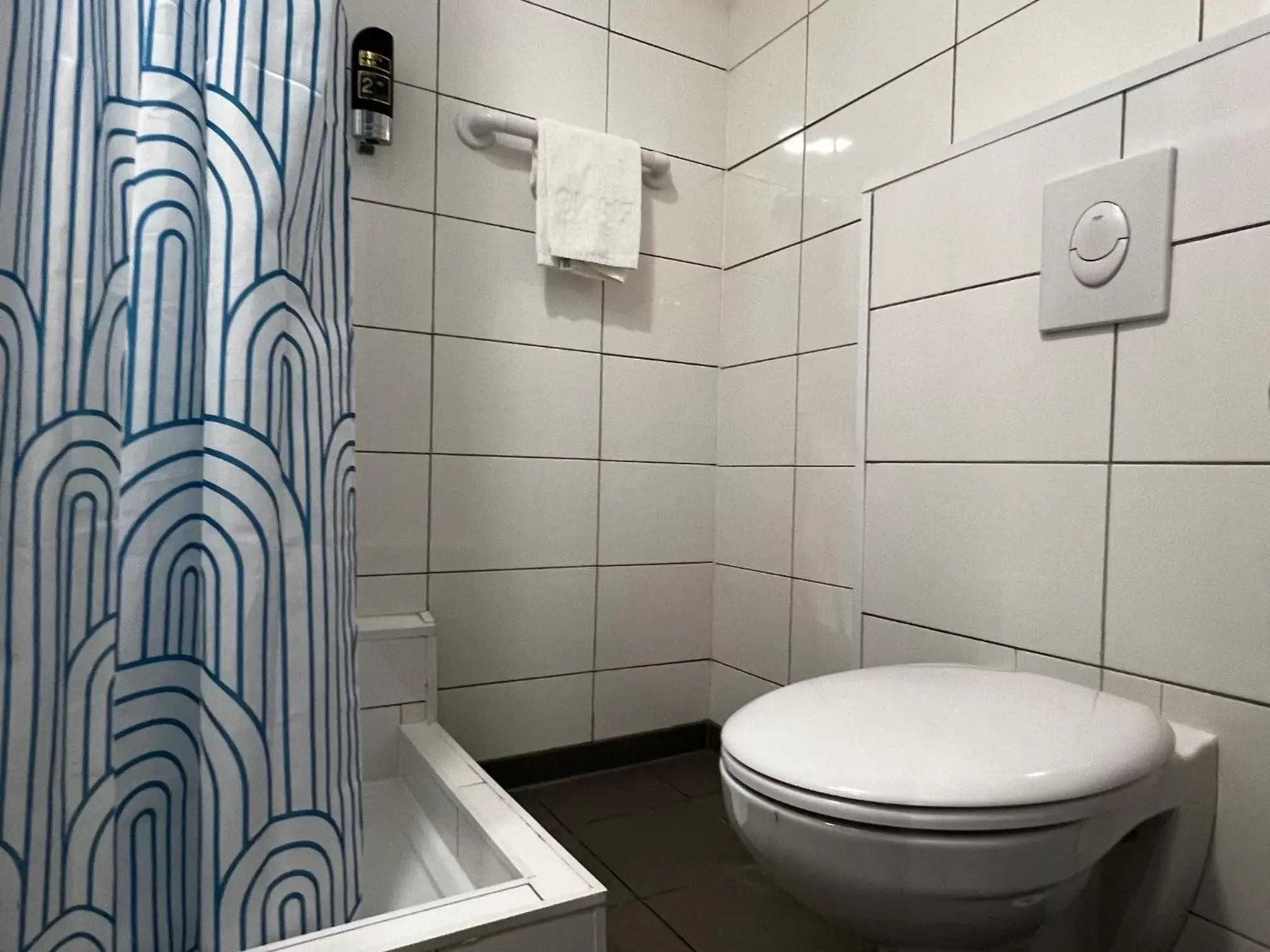 Bathroom in Budget Trianon Hotel