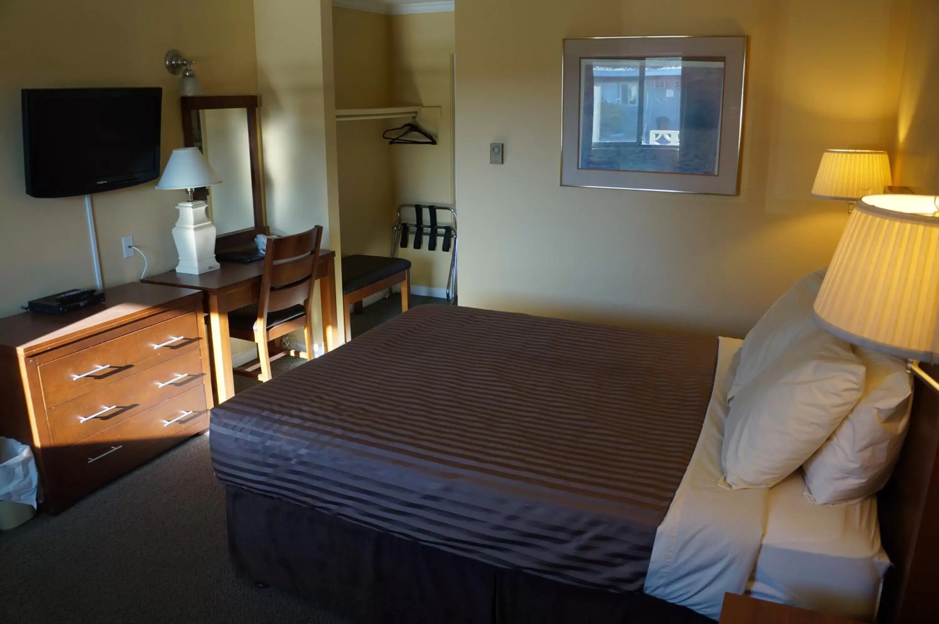 Bed in Westward Inn & Suites