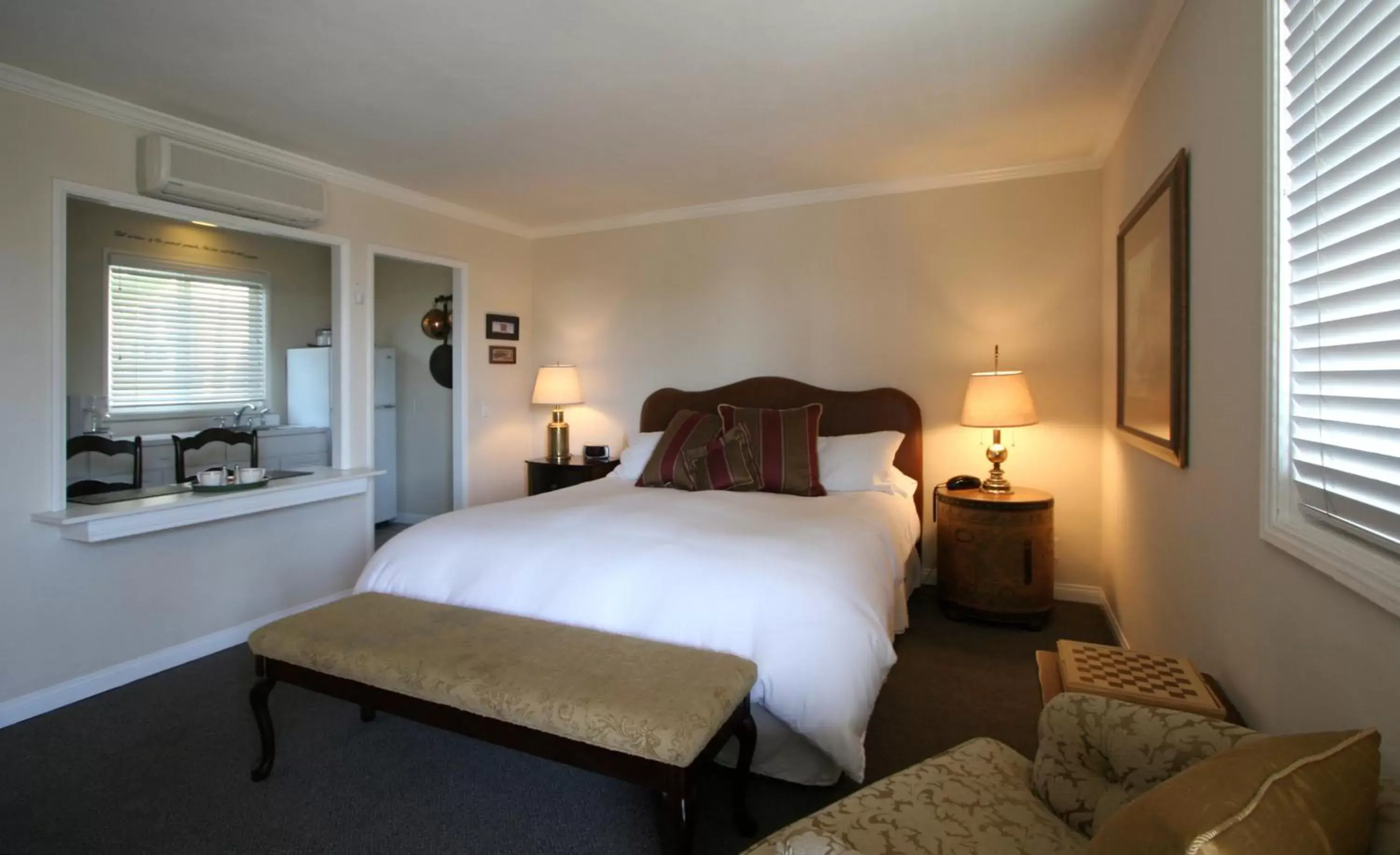 Photo of the whole room, Bed in The Tides Laguna Beach