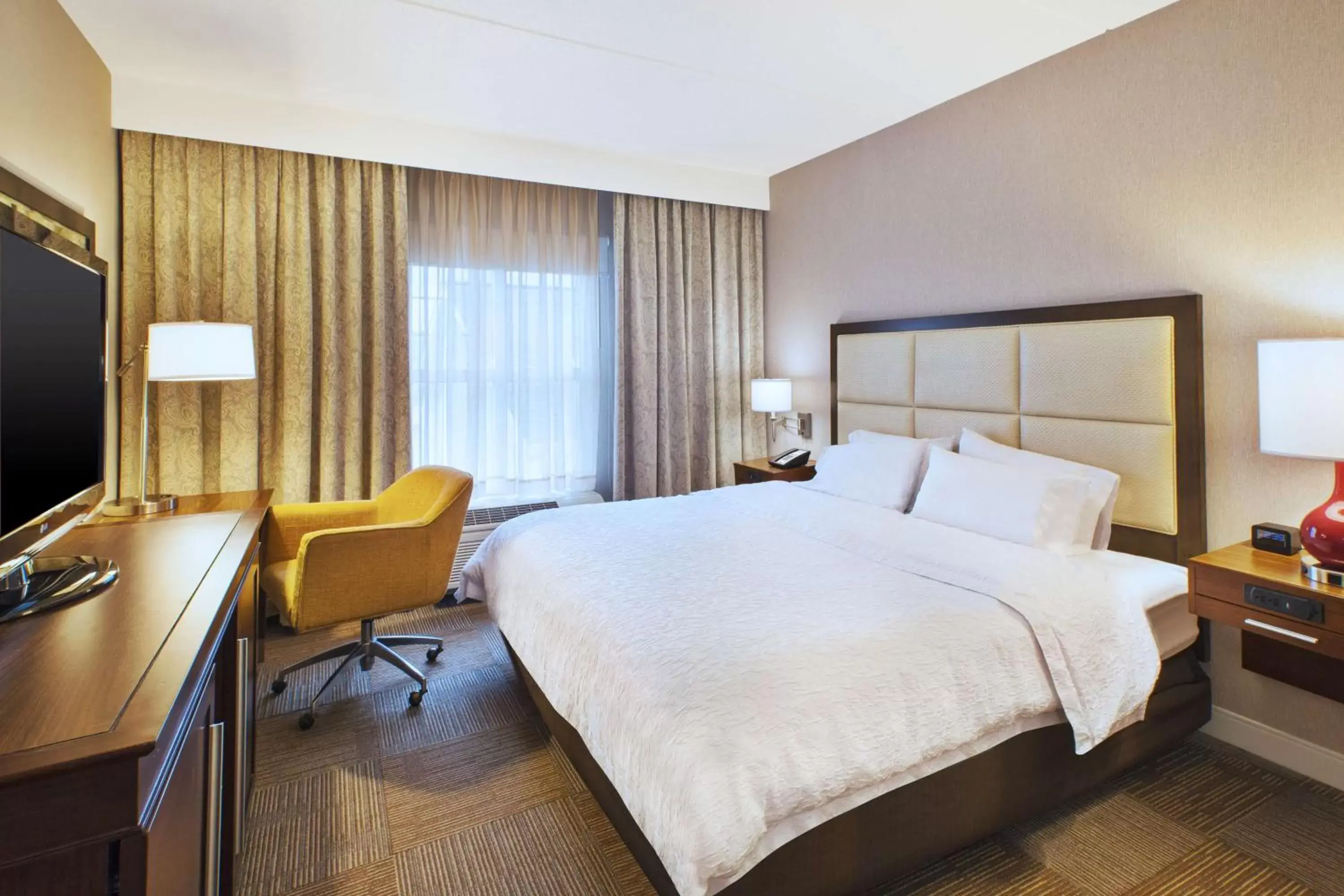 Bed in Hampton Inn & Suites Providence-Warwick Airport Bed in Hampton Inn & Suites Providence-Warwick Airport