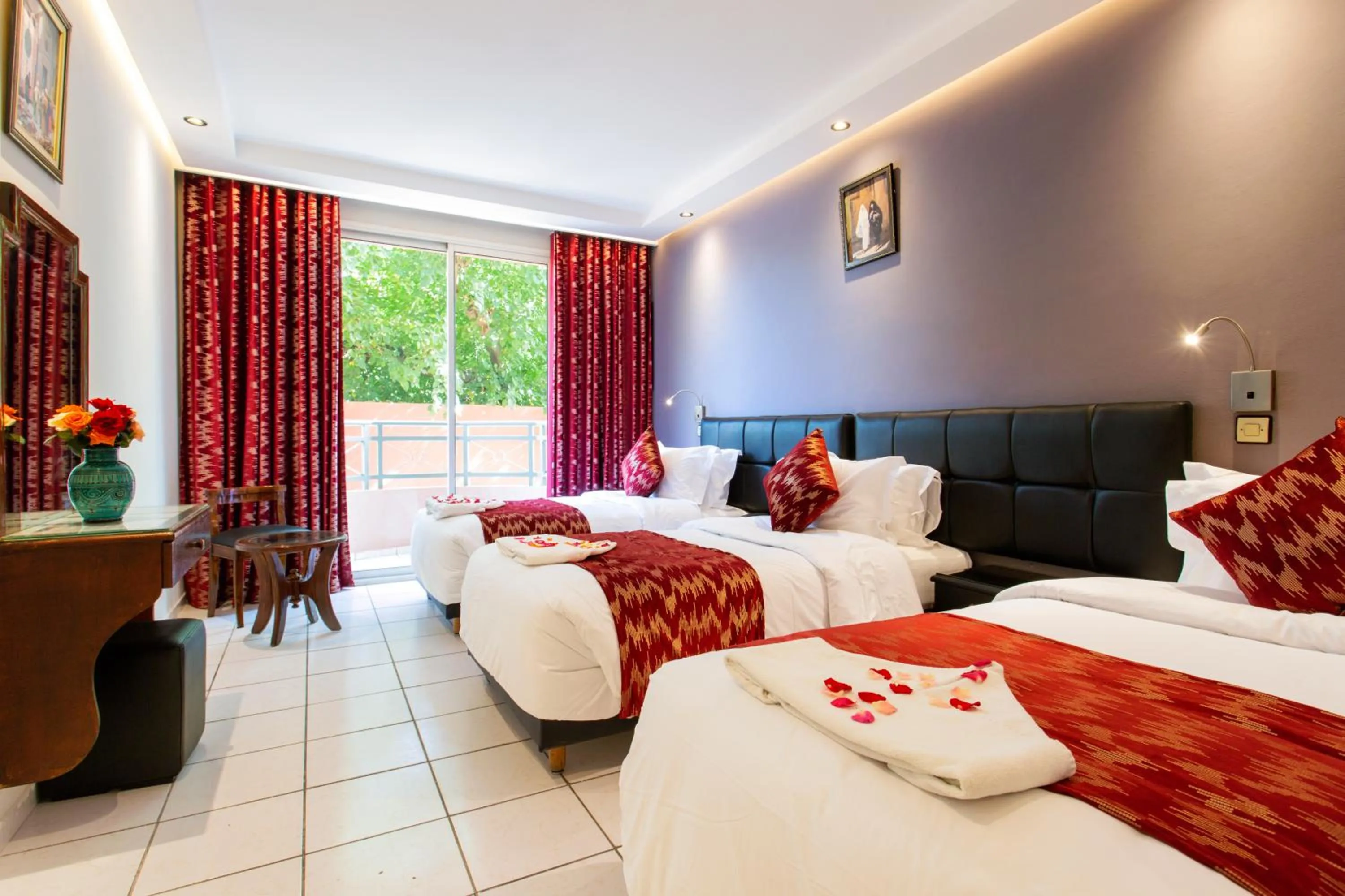 Property building, Bed in Hotel Akabar