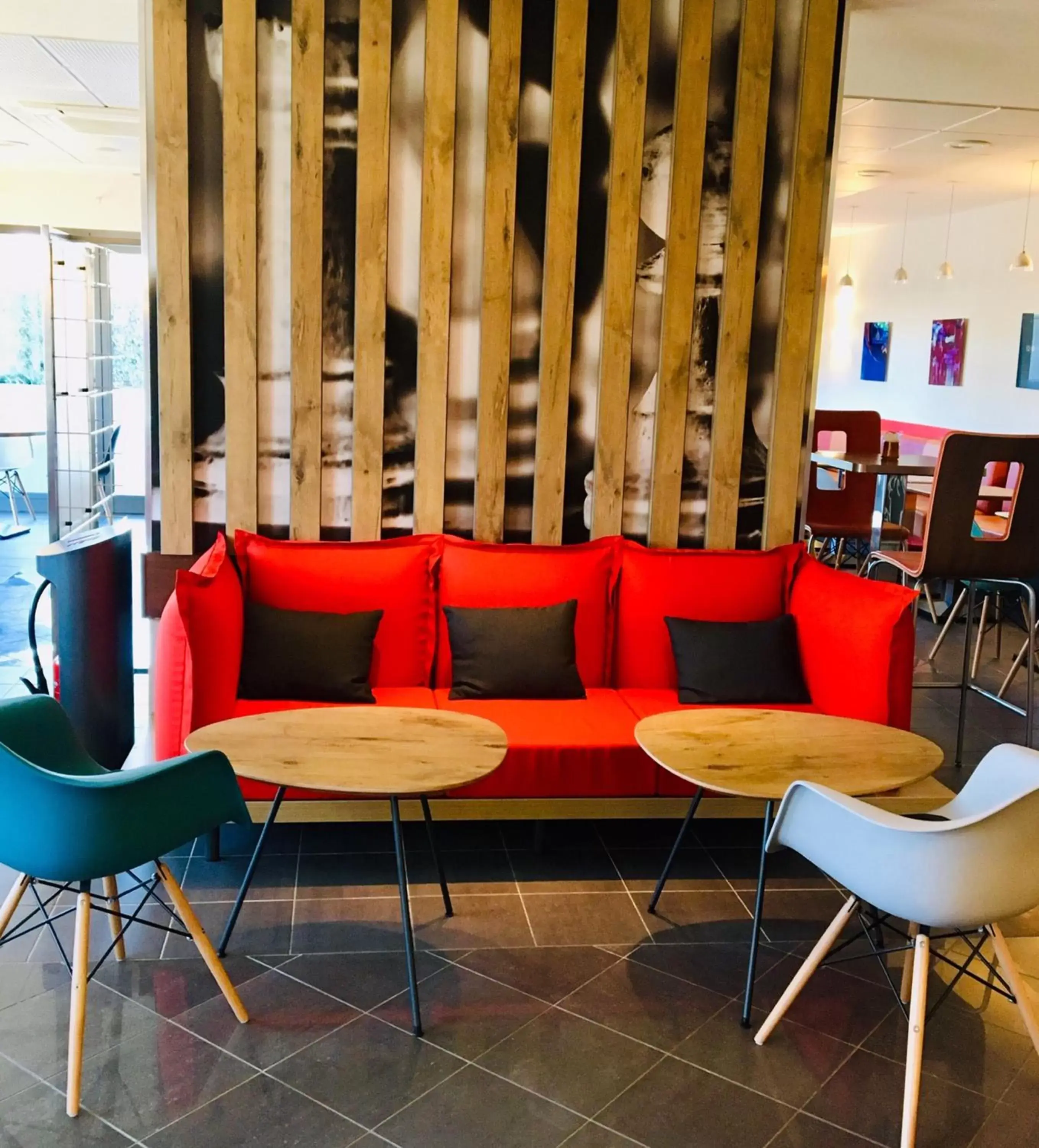 Lounge or bar in IBIS Cannes Mouans Sartoux Piscine parking gratuit