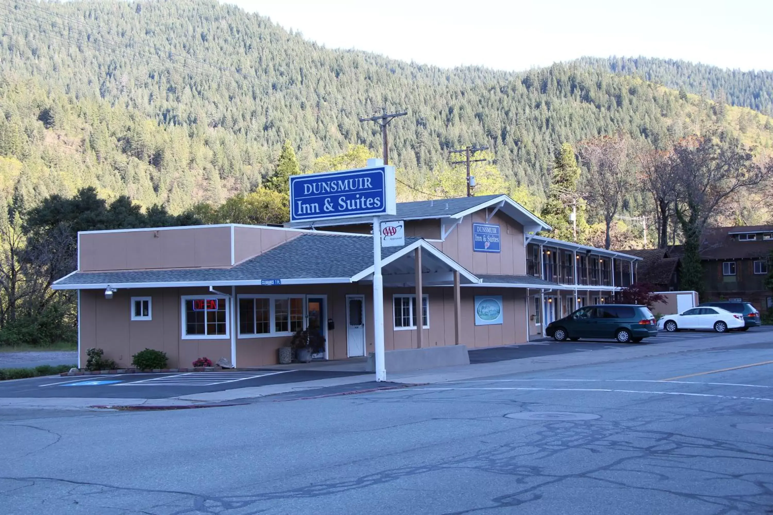 Property Building in Dunsmuir Inn & Suites Dunsmuir