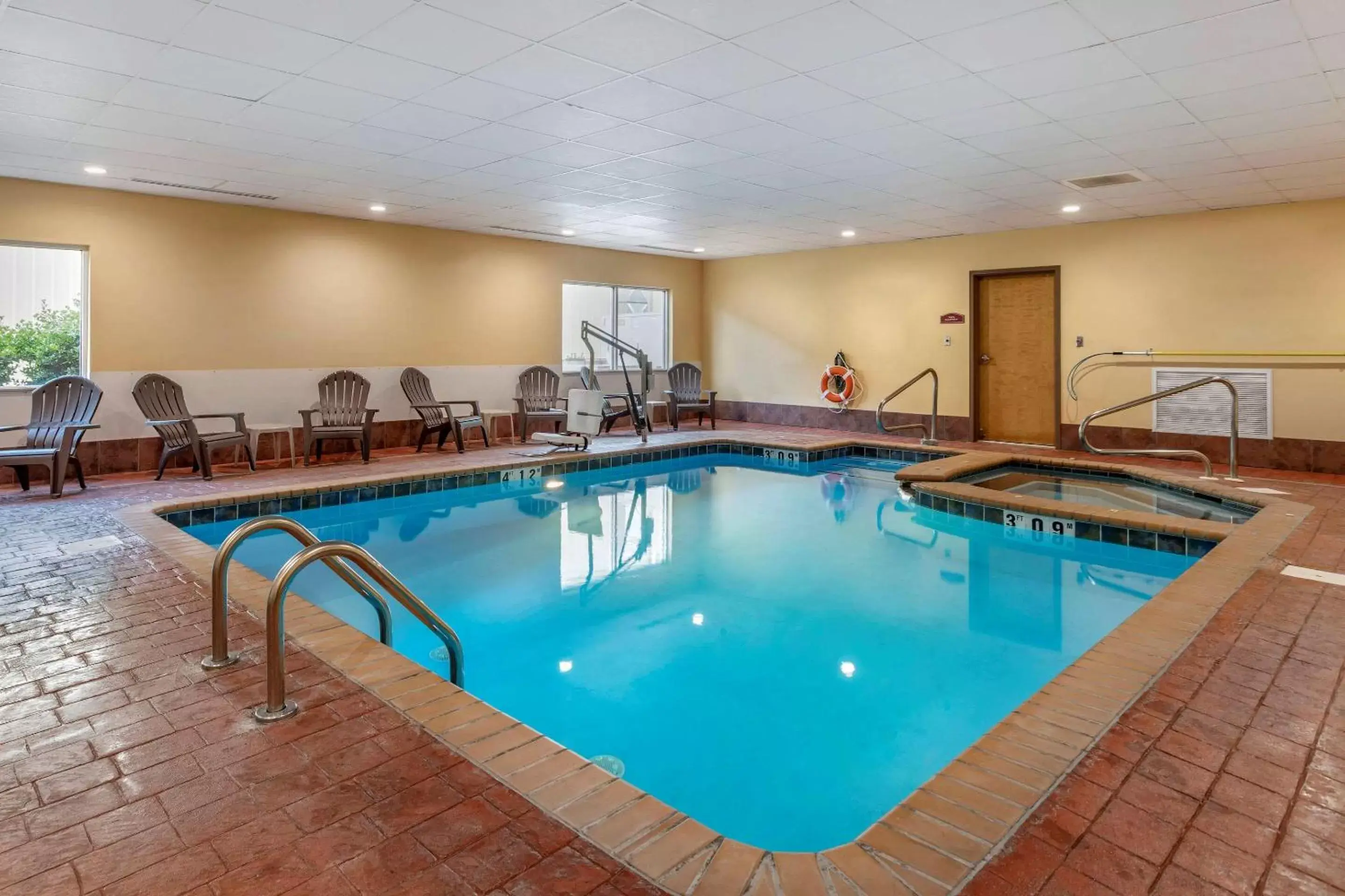 Activities, Swimming Pool in Comfort Suites Florence Shoals Area