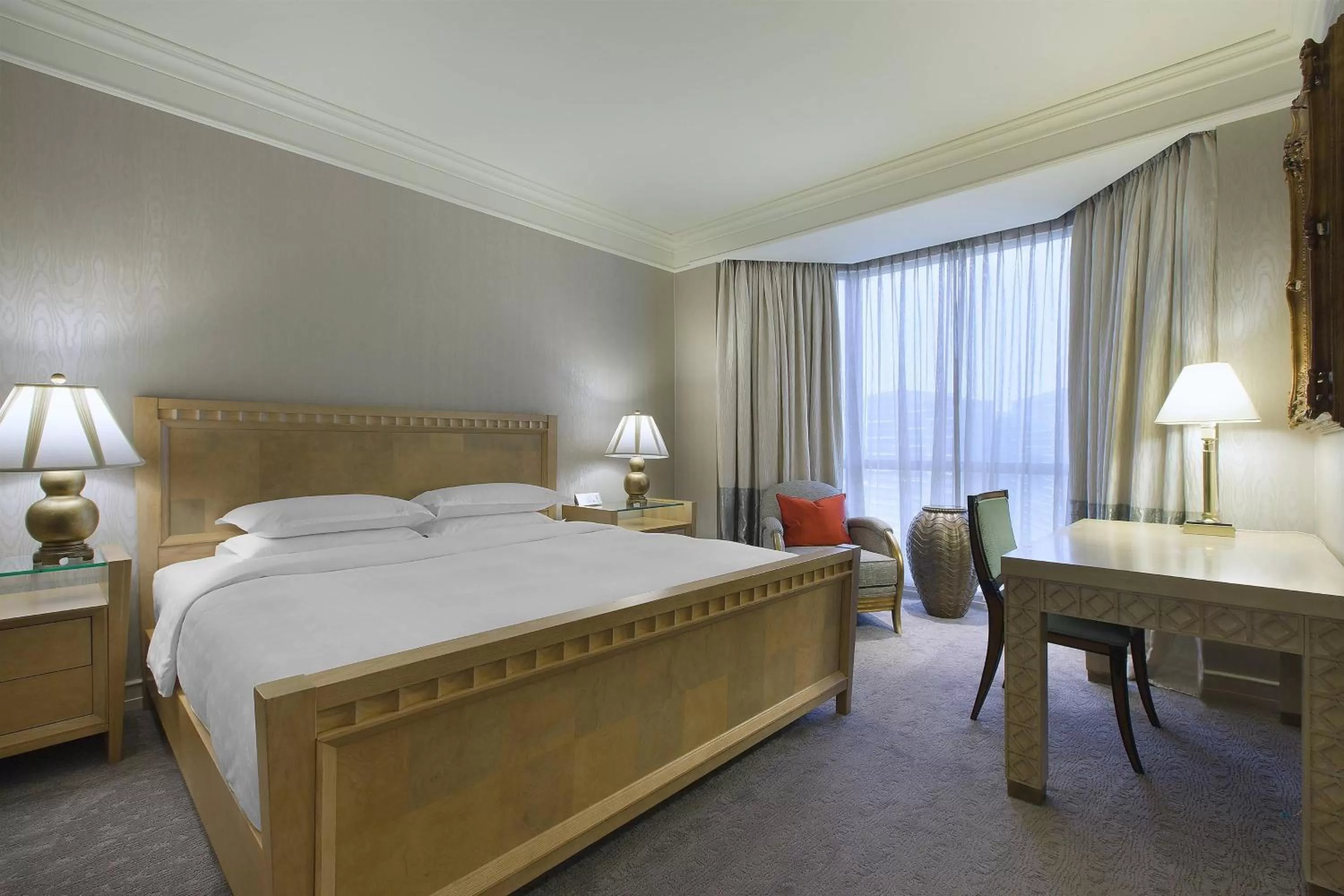 Bedroom, Bed in Sheraton Towers Singapore Hotel