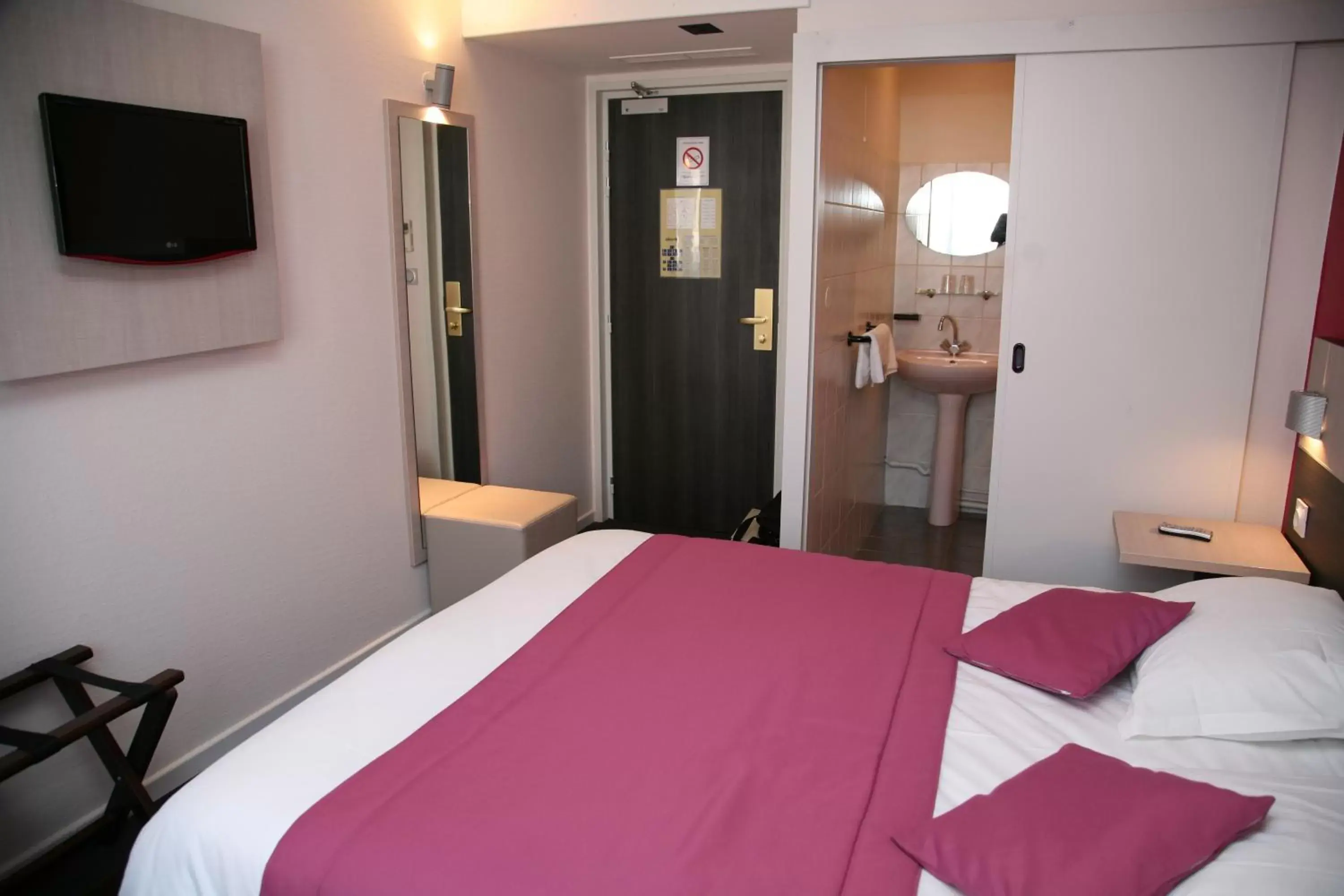 Double Room in Logis Hôtel- Restaurant La Renaissance Double Room in Logis Hôtel- Restaurant La Renaissance