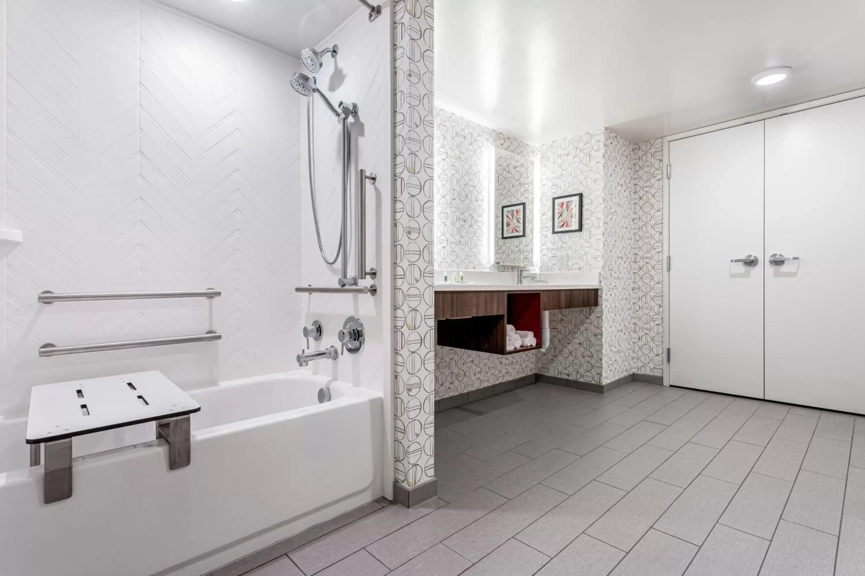 Photo of the whole room, Bathroom in Holiday Inn - Columbus, an IHG Hotel