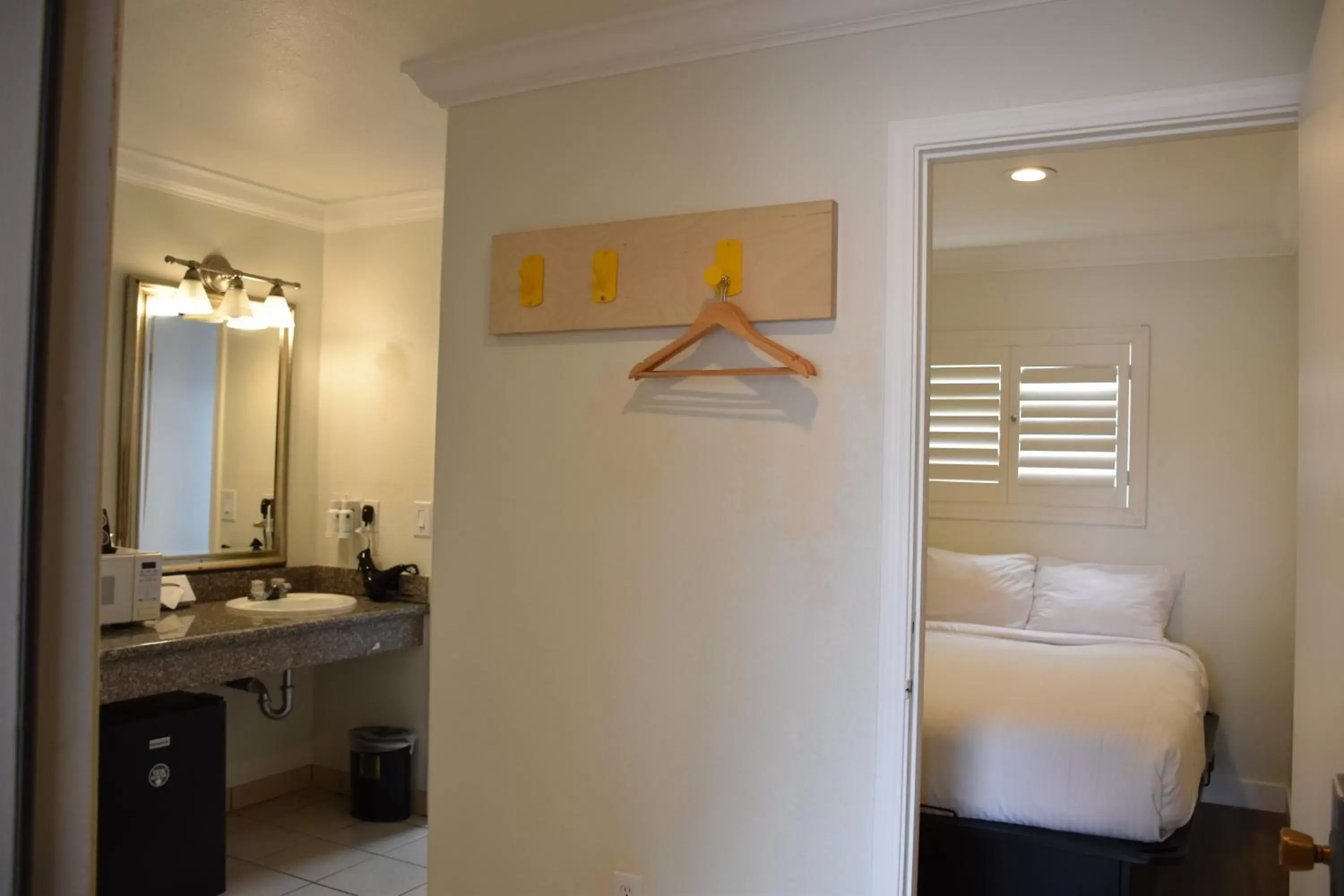 Bedroom, Bathroom in Gateway Lodge