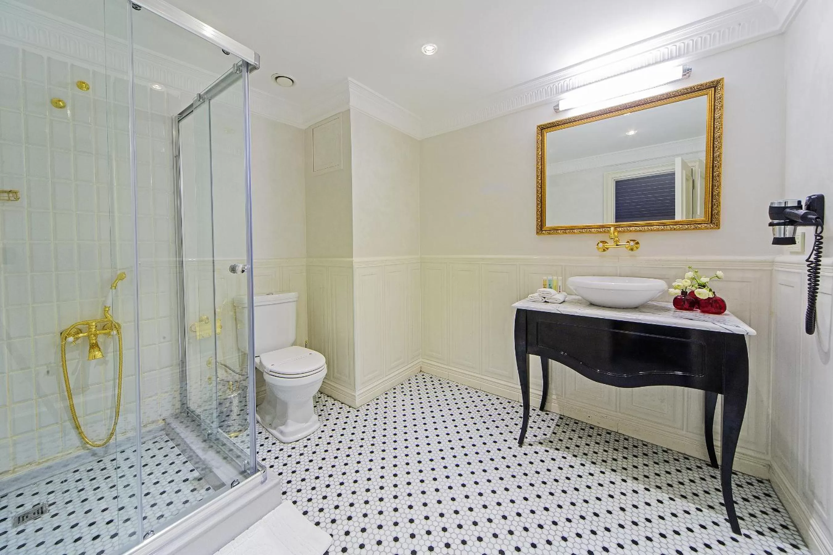 Shower in Meroddi Galata Mansion