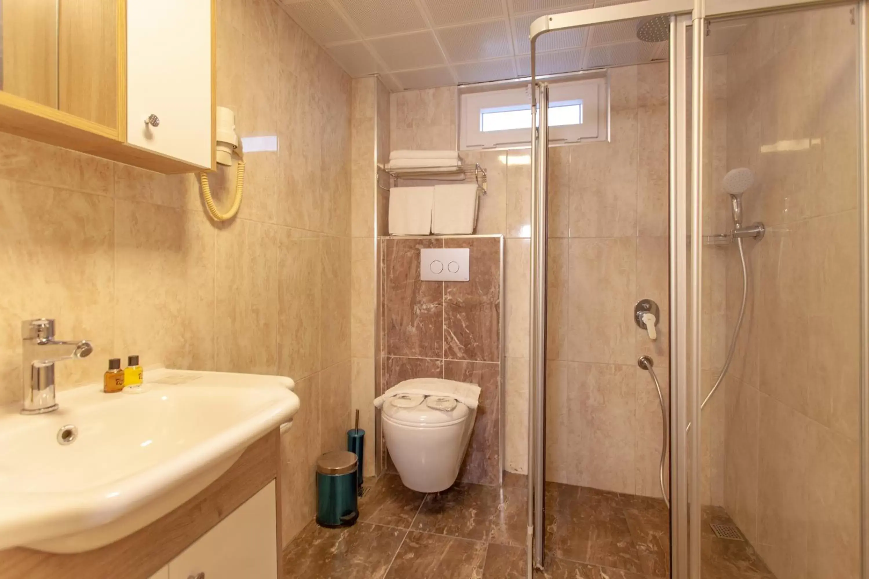 Shower, Bathroom in Ozmen Hotel