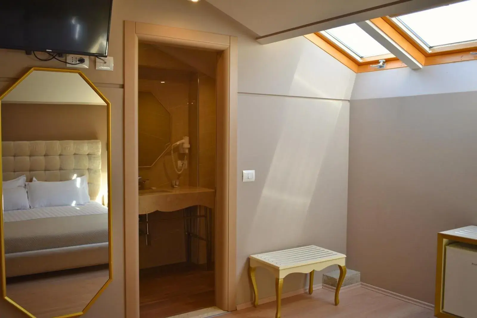 Shower, Bed in Hotel Rezidenca Desaret Shower, Bed in Hotel Rezidenca Desaret