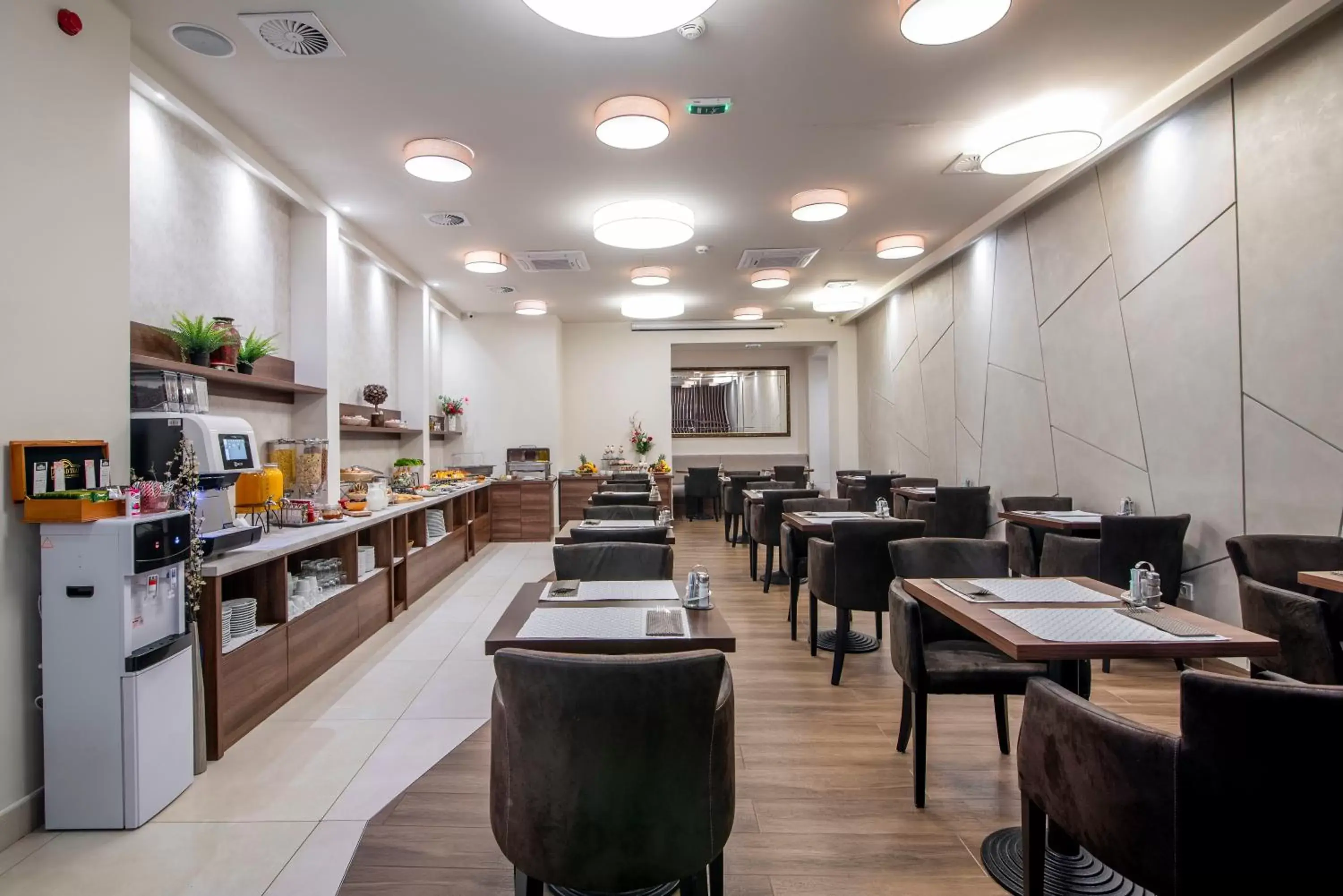 Restaurant/places to eat in Hotel Opera Garni Restaurant/places to eat in Hotel Opera Garni