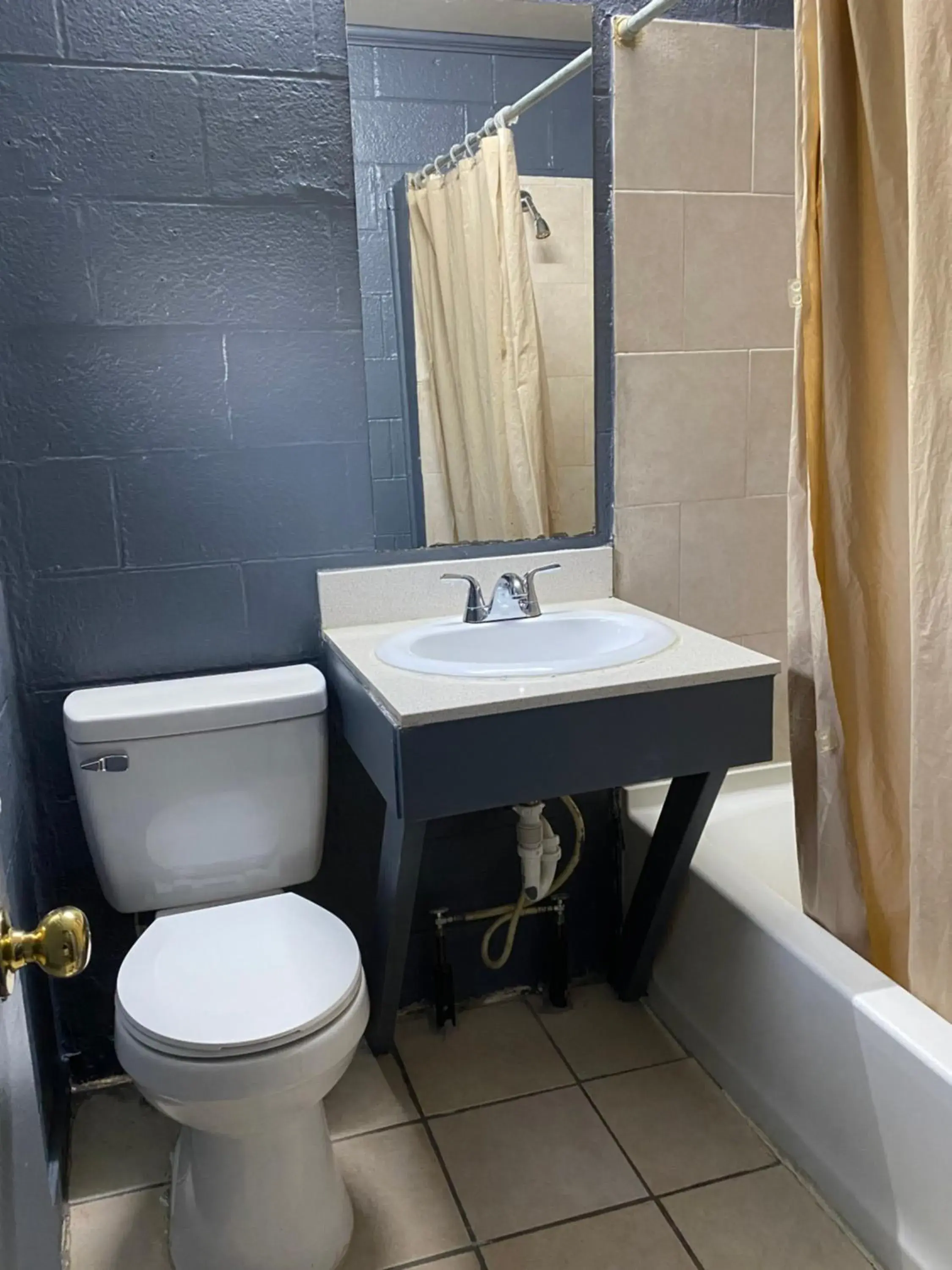 Bathroom in Budget Inn