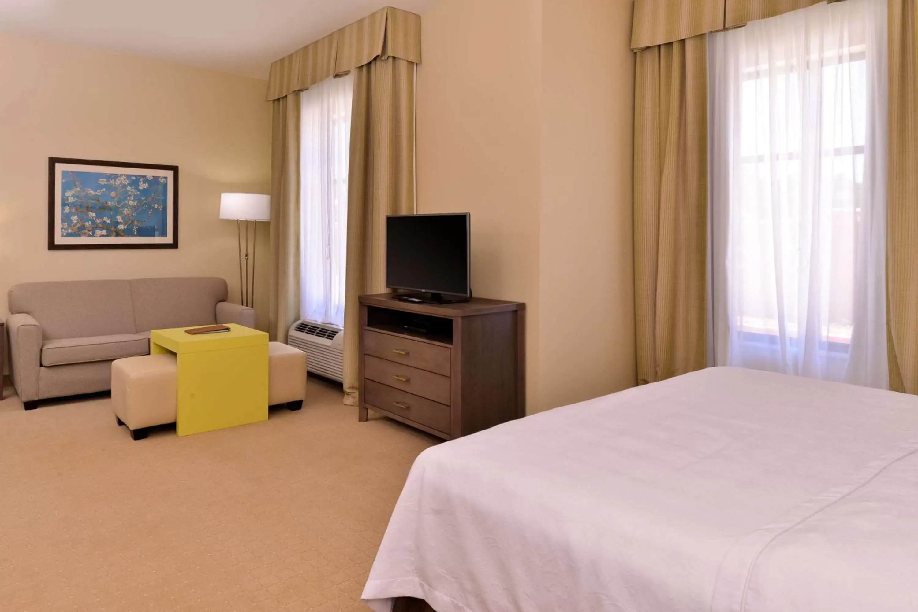 Bed, TV/Entertainment Center in Homewood Suites by Hilton Houma