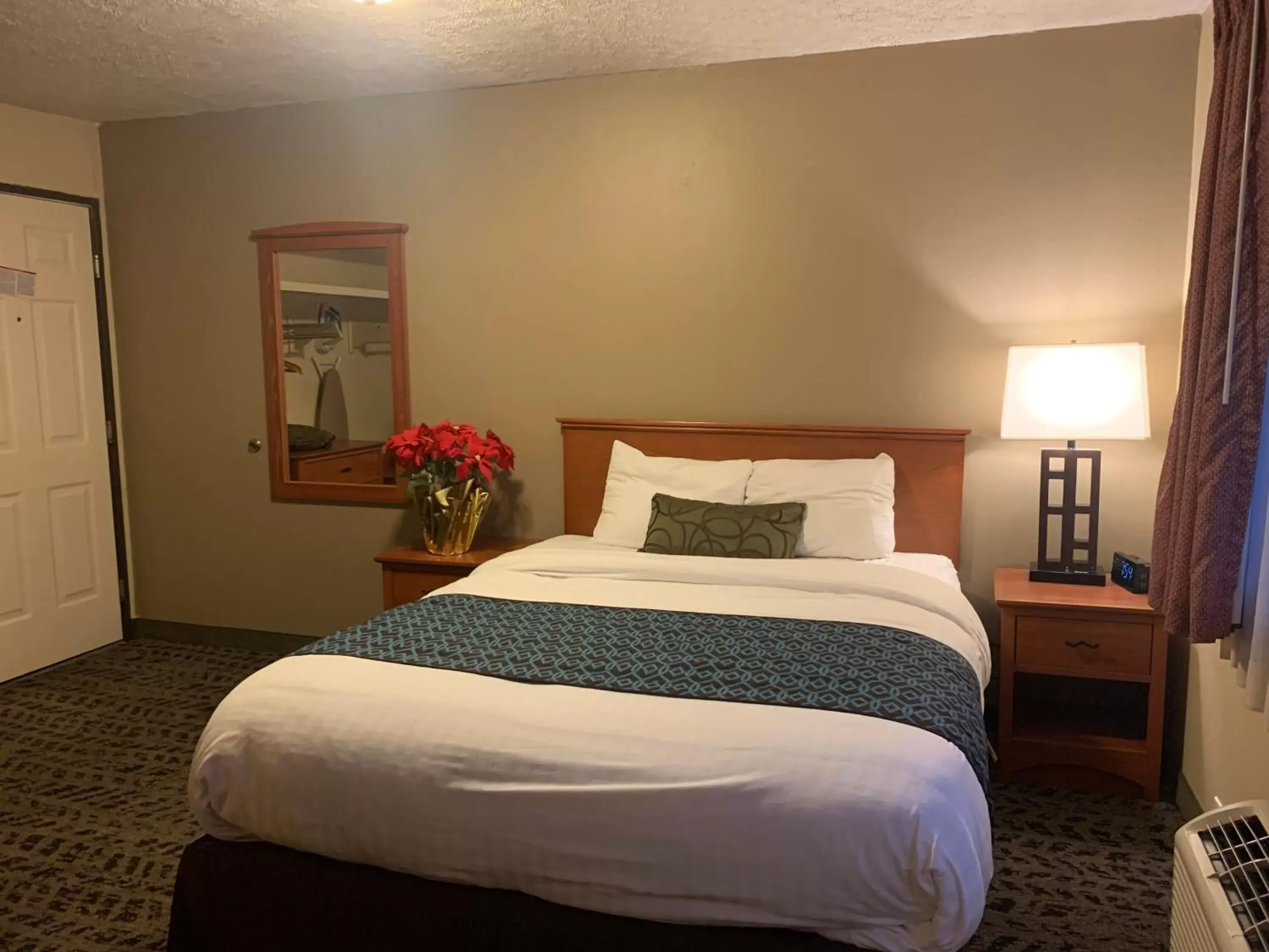 Photo of the whole room, Bed in Sunset Inn - John Day
