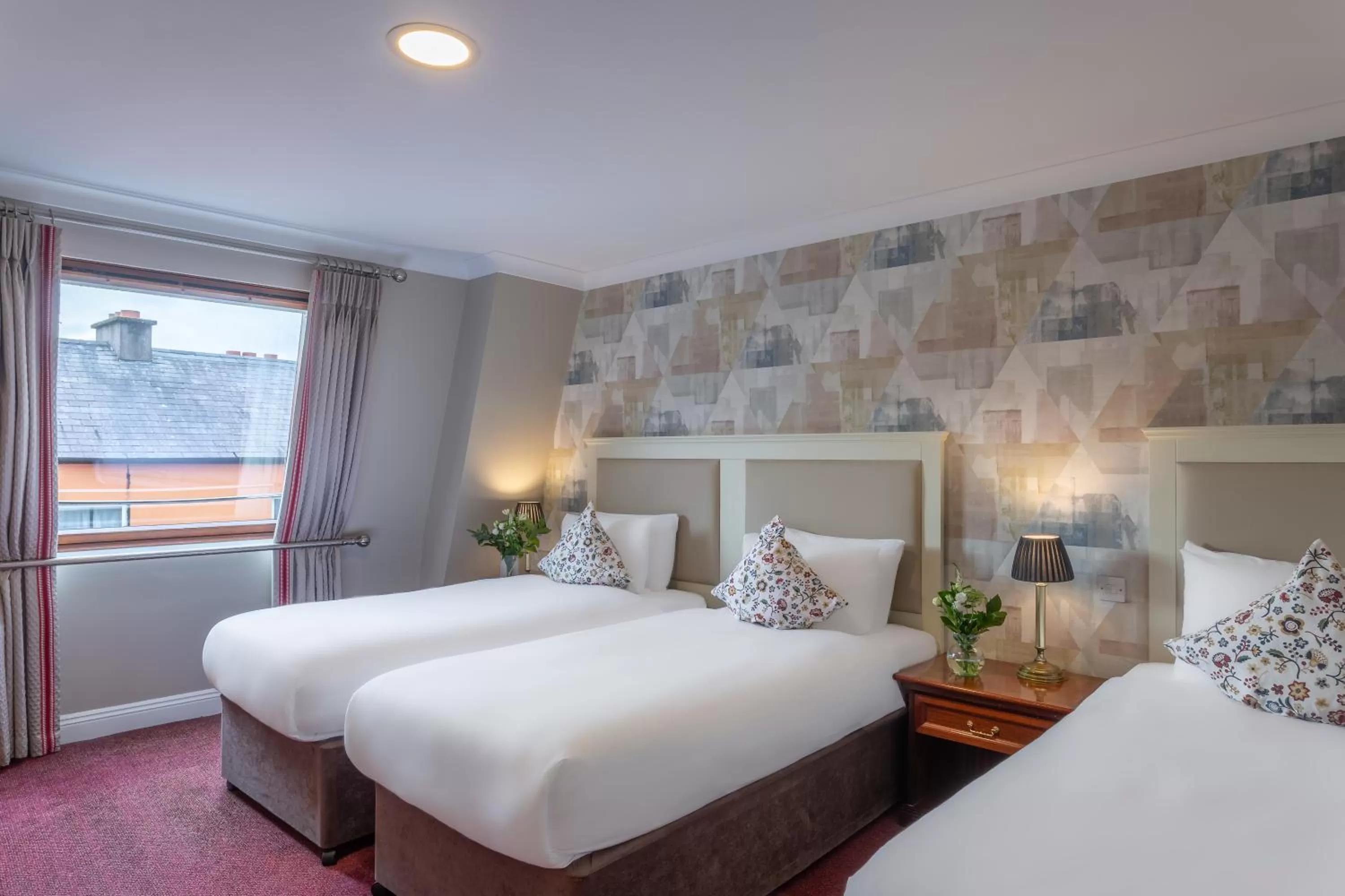 Photo of the whole room, Bed in Dooley's Hotel