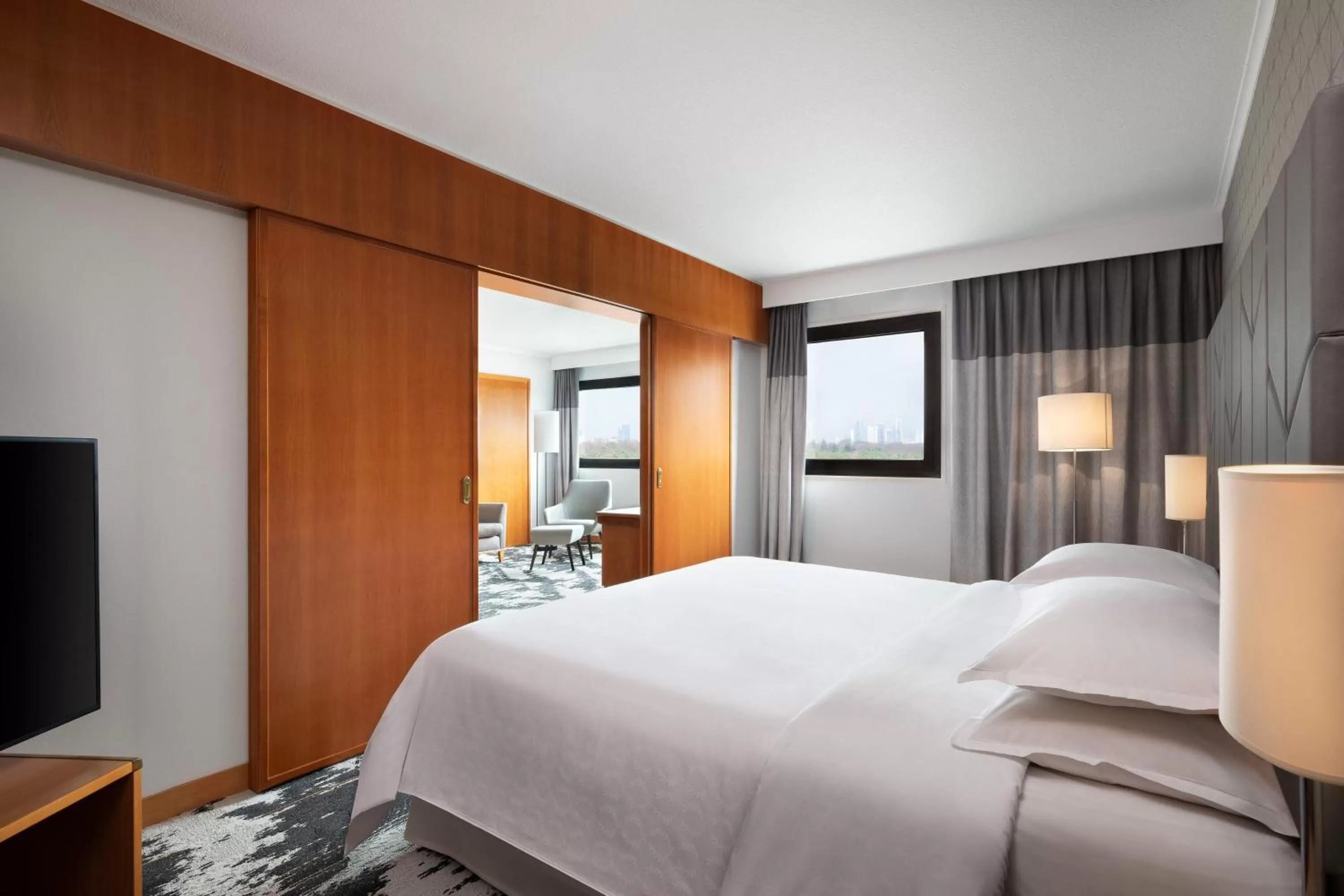 Photo of the whole room, Bed in Sheraton Frankfurt Airport Hotel & Conference Center