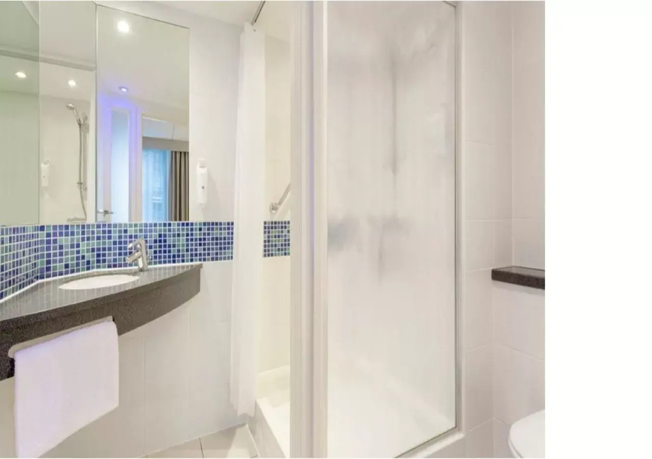 Shower, Bathroom in Holiday Inn Express Edinburgh City Centre, an IHG Hotel
