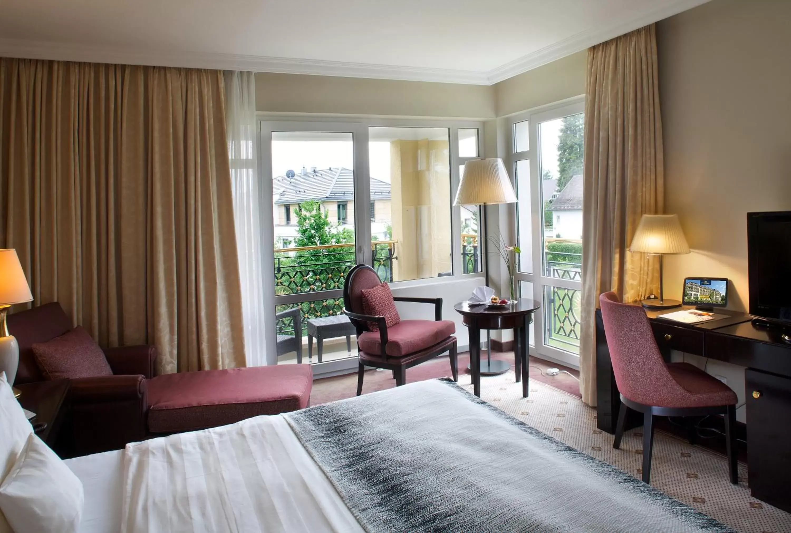 Photo of the whole room, Seating Area in Steigenberger Hotel Der Sonnenhof