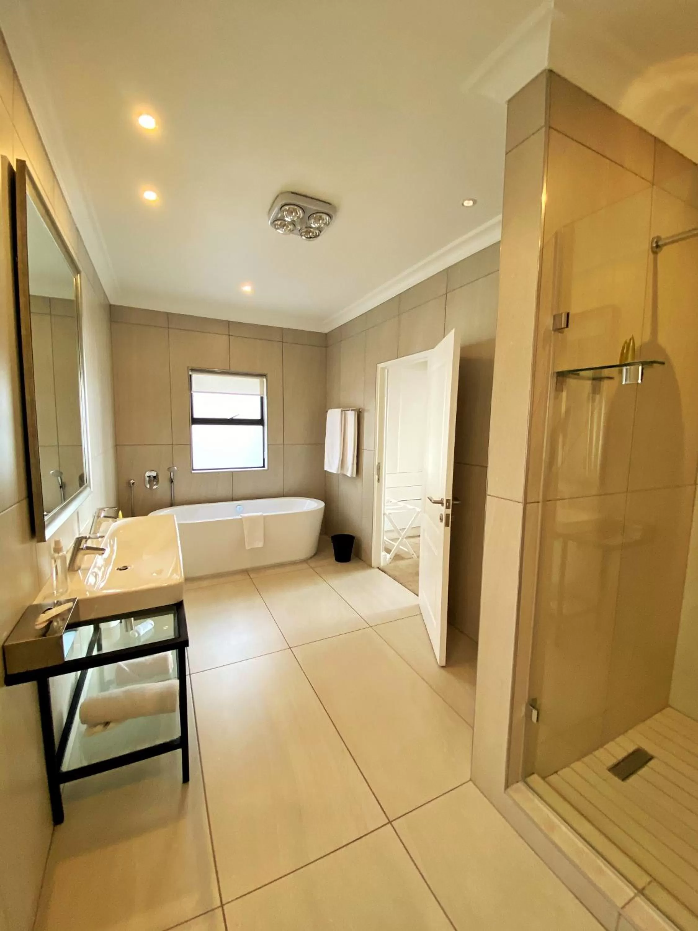 Bathroom, Bed in The Northcliff Boutique Hotel