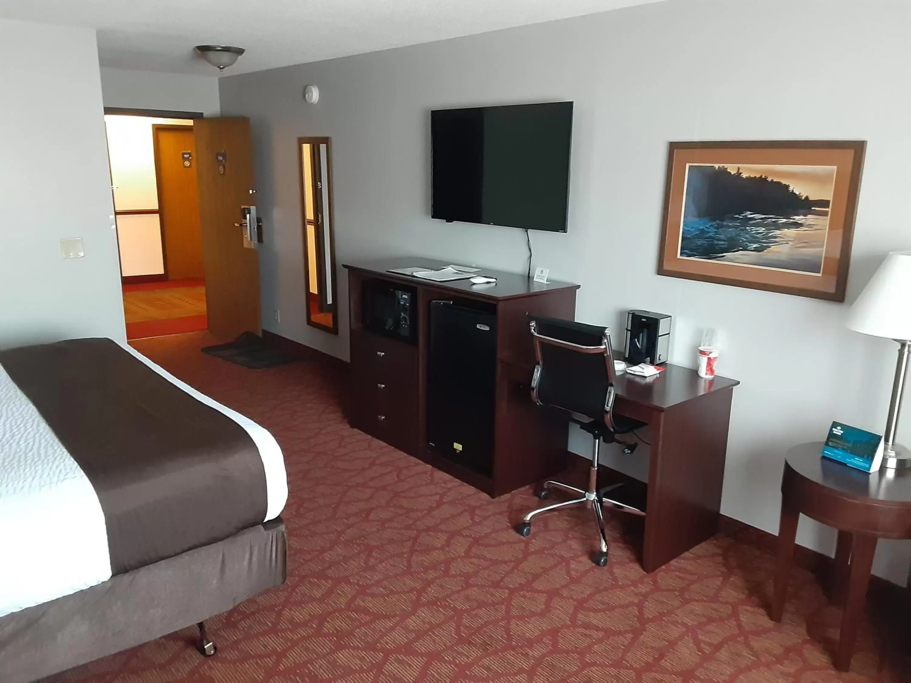 TV and multimedia, TV/Entertainment Center in Boarders Inn & Suites by Cobblestone Hotels - Superior/Duluth