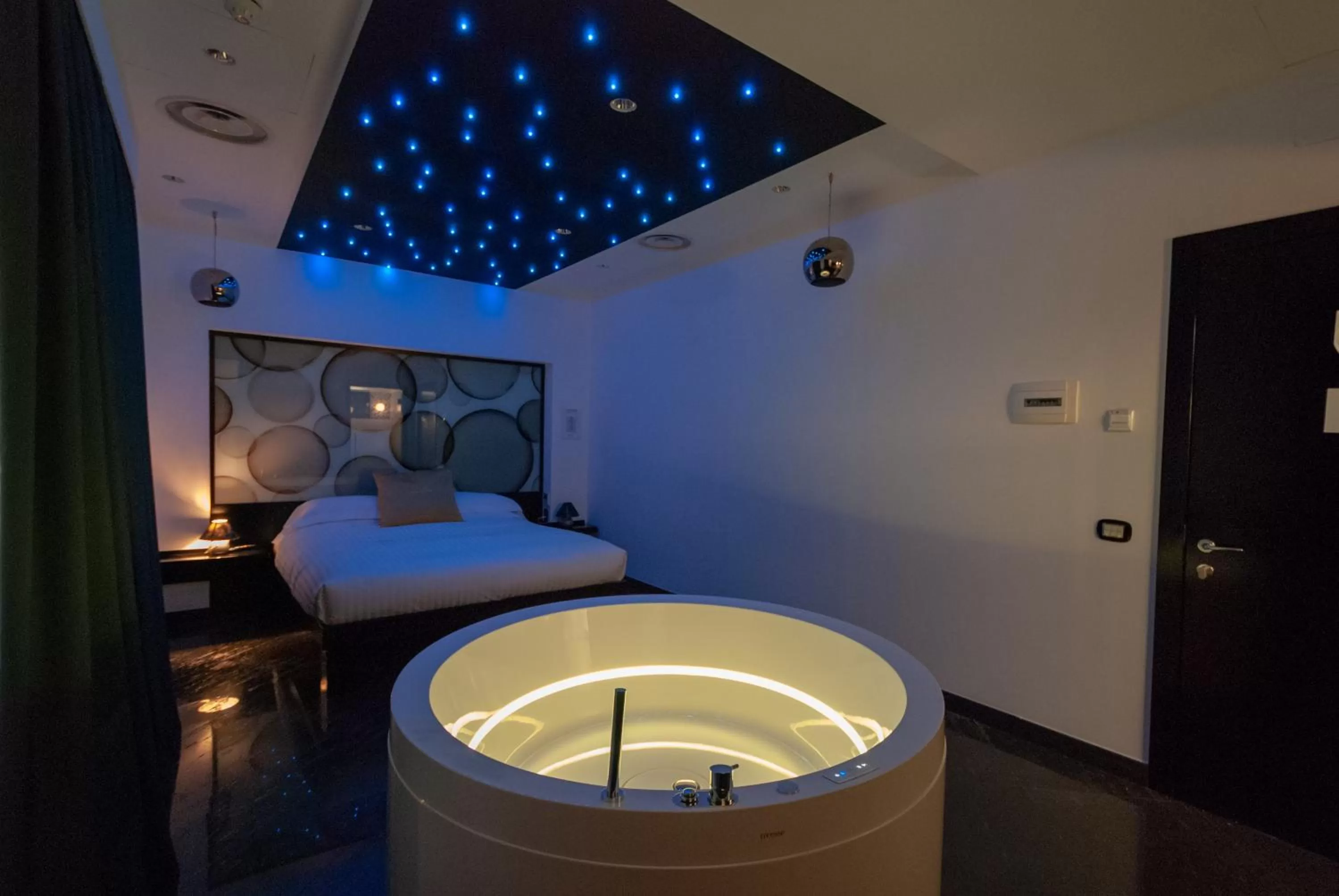 Hot Tub, Bed in JC Hotel