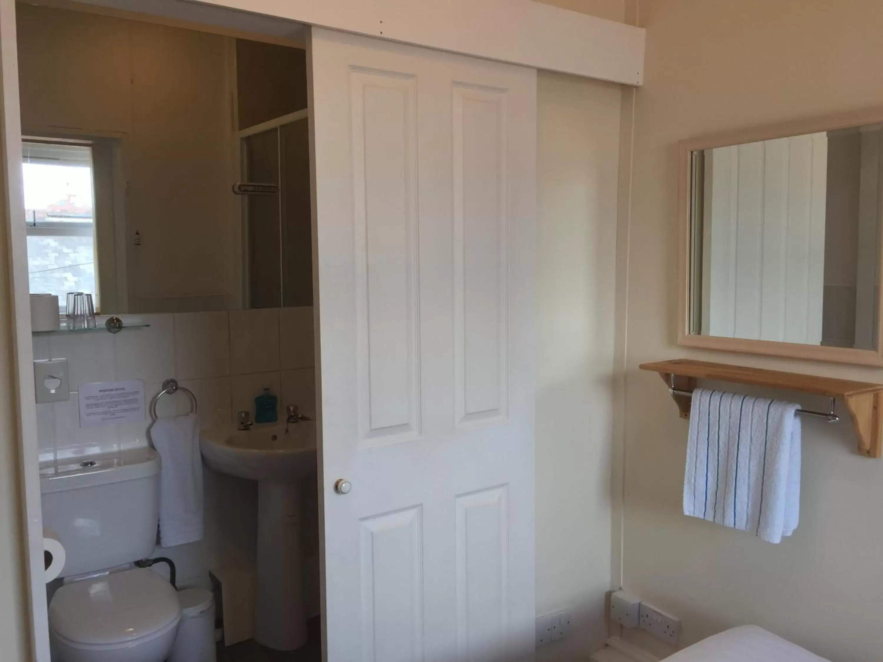 Bedroom, Bathroom in Barbican Reach Guest House