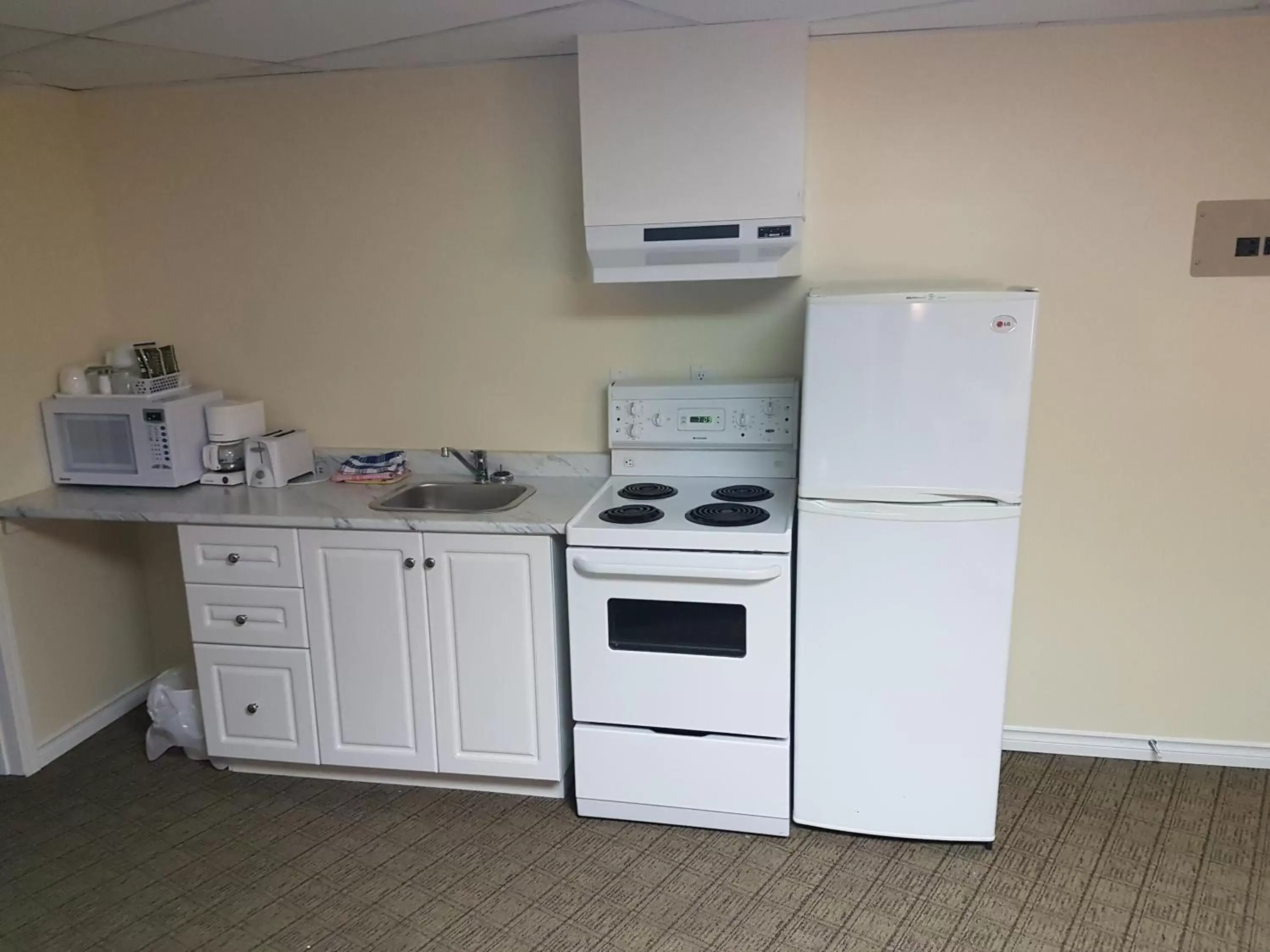 Kitchen/Kitchenette in Parkway Motel & European Lodges