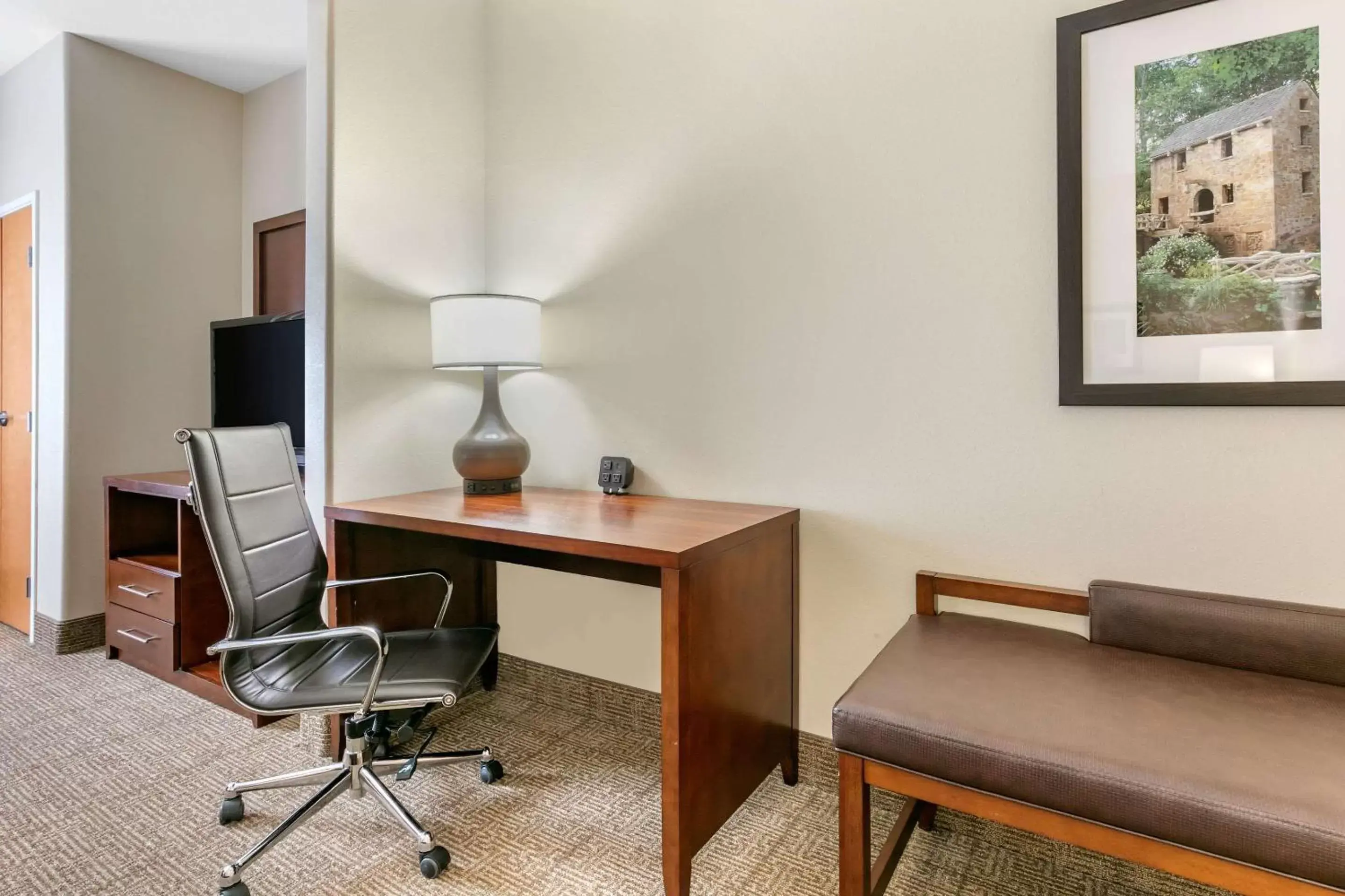 Photo of the whole room, Seating Area in Comfort Suites Batesville