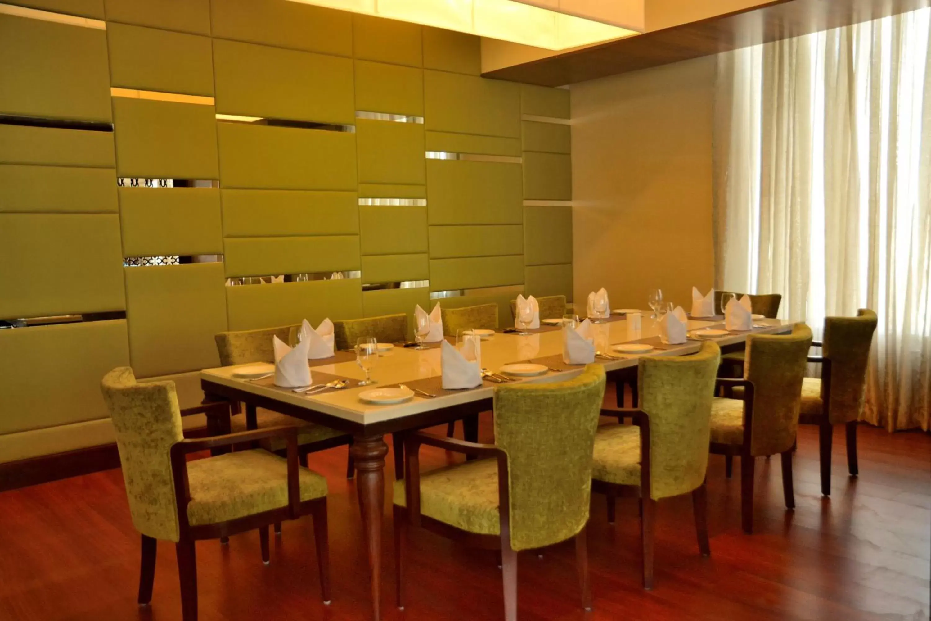 Meeting/conference room, Restaurant/Places to Eat in Country Inn & Suites by Radisson Kota