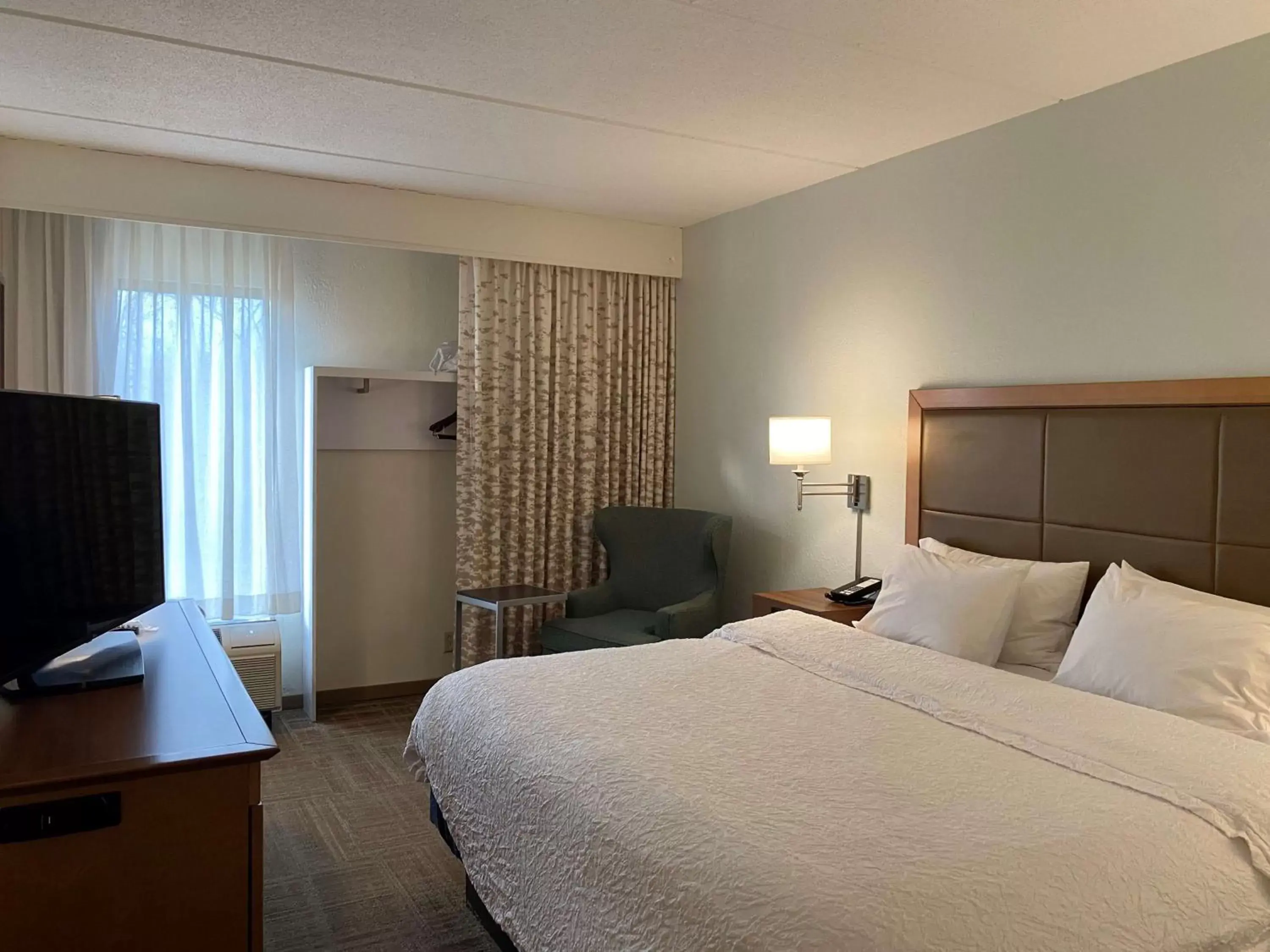 Photo of the whole room, Bed in Hampton Inn by Hilton Milford