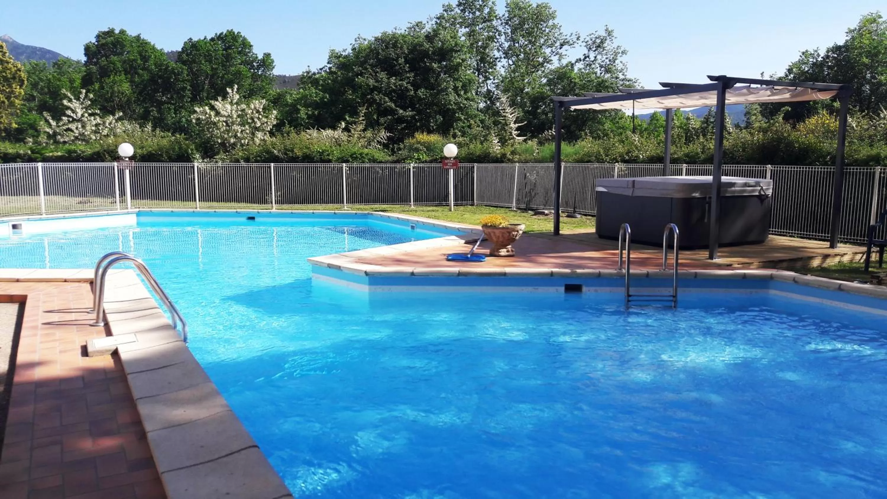 Pool view in Le Neoulous