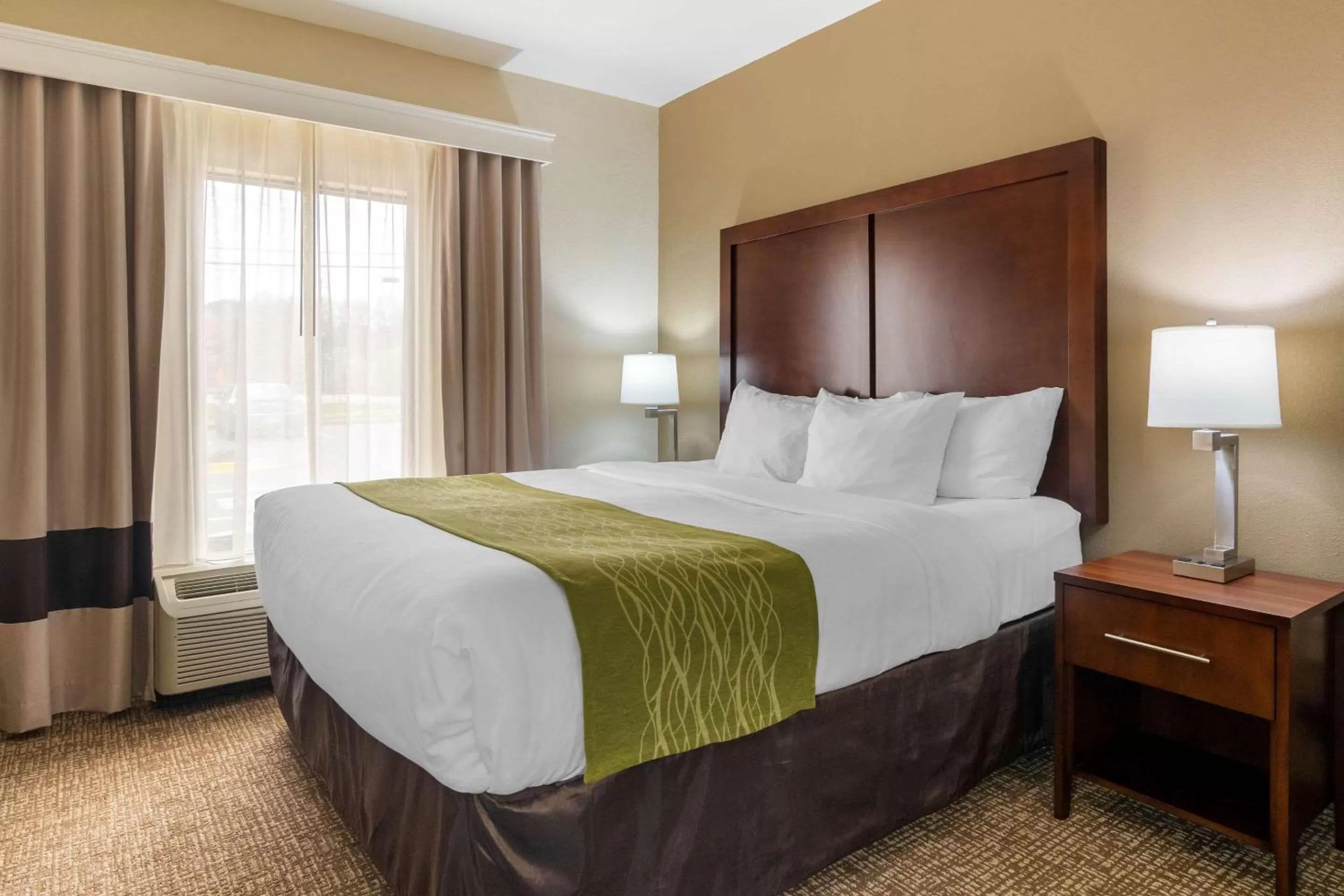 Photo of the whole room, Bed in Comfort Inn & Suites Griffin North